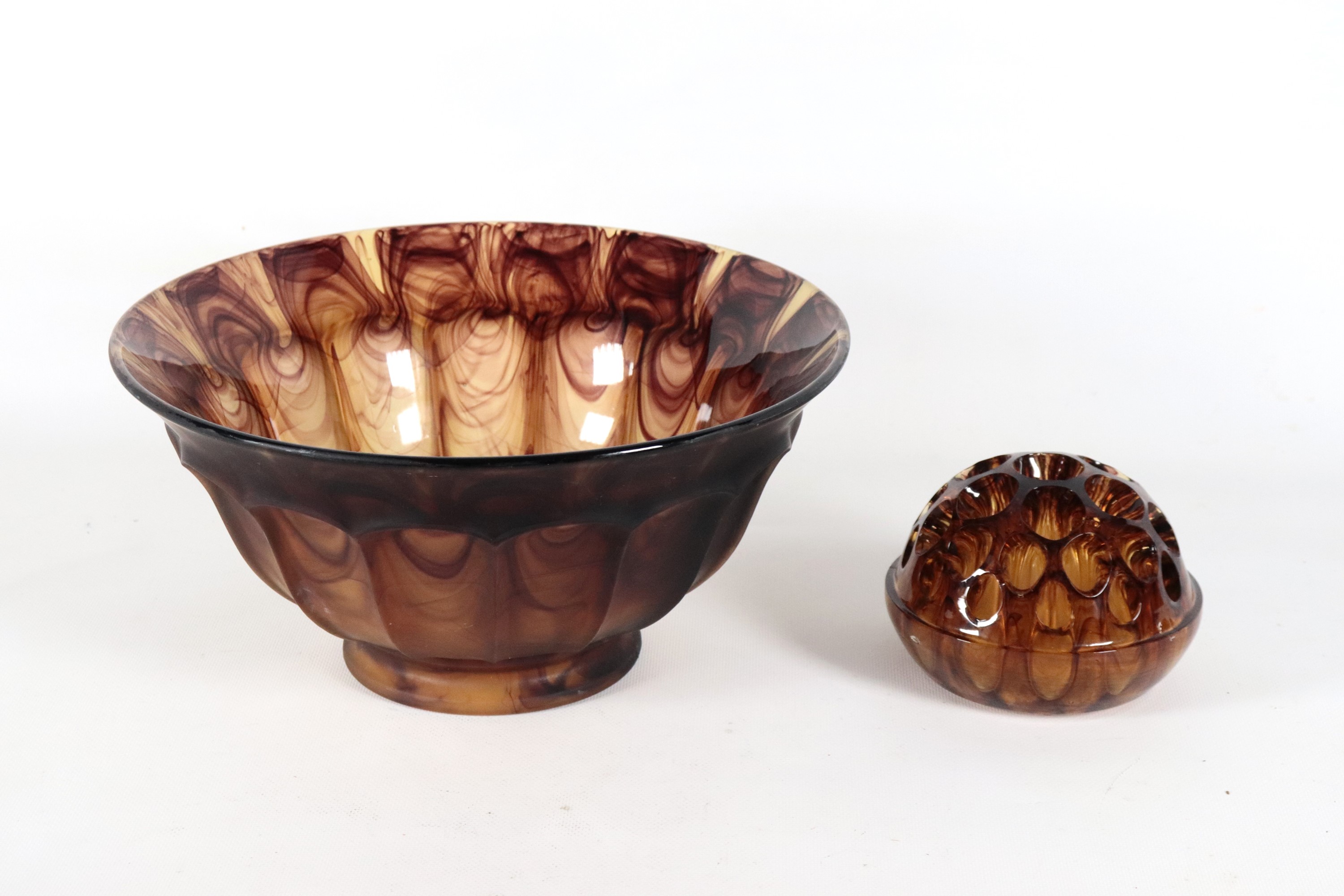 Ciotola Art Decò in vetro cloud amber, eseguita in vetro pressato con finitura marmorizzata ( o n...