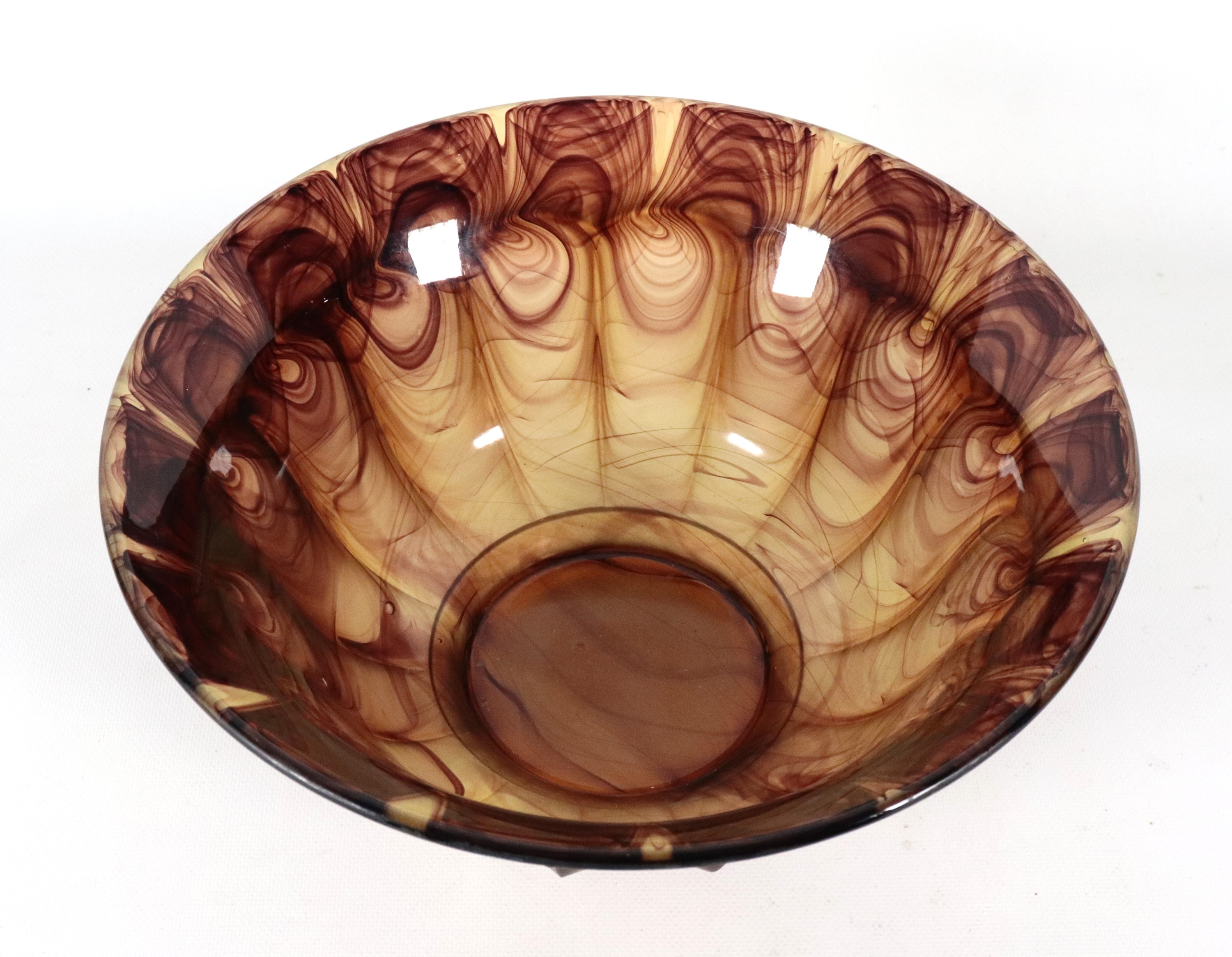 Ciotola Art Decò in vetro cloud amber, eseguita in vetro pressato con finitura marmorizzata ( o n...