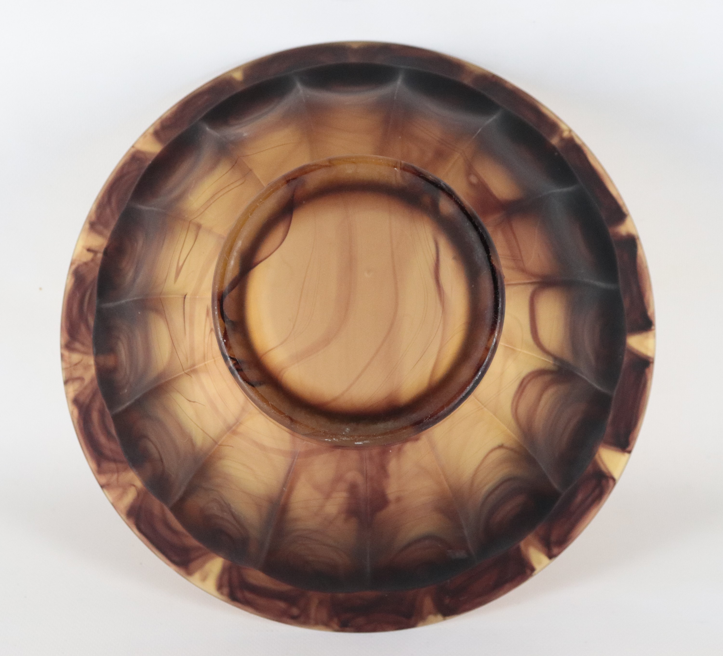Ciotola Art Decò in vetro cloud amber, eseguita in vetro pressato con finitura marmorizzata ( o n...