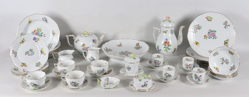 Servizio di piatti completo di tè e caffè in porcellana Herend, decoro Qeen Victoria a motivi pol...