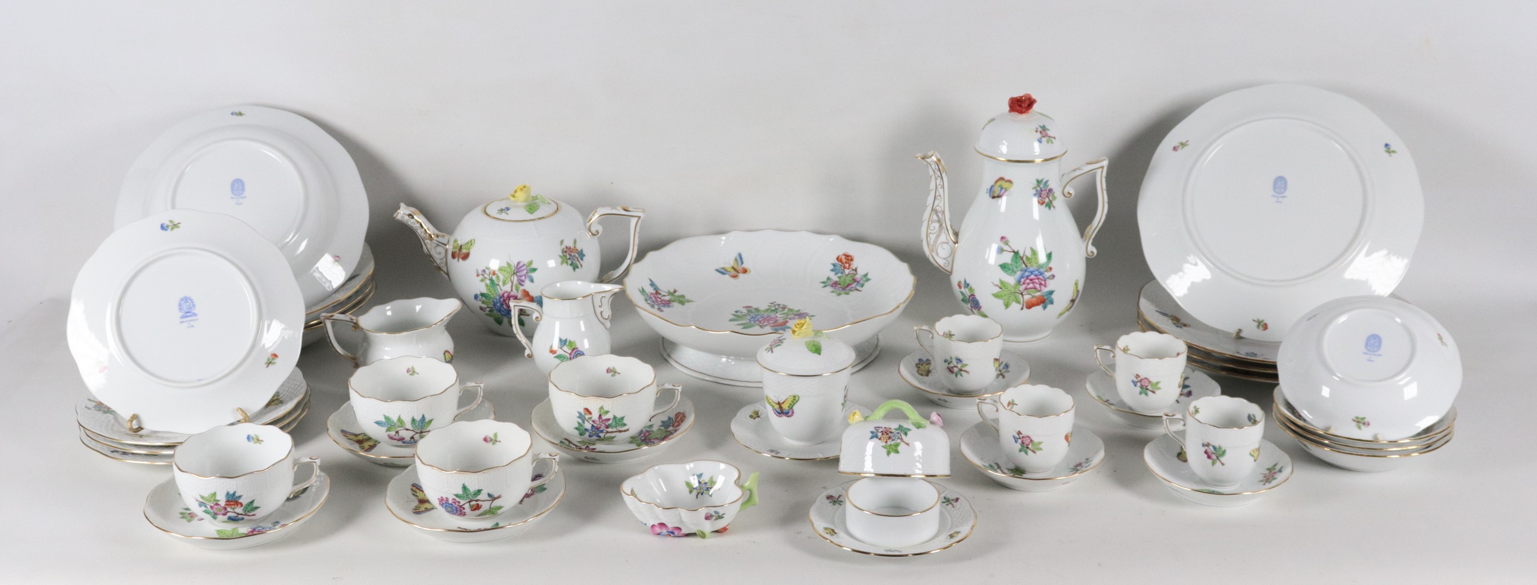 Servizio di piatti completo di tè e caffè in porcellana Herend, decoro Qeen Victoria a motivi pol...