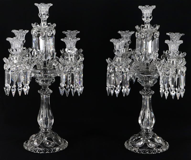 Coppia di grandi candelabri in cristallo di Baccarat con prismi e pendagli, cinque luci ciascuno....