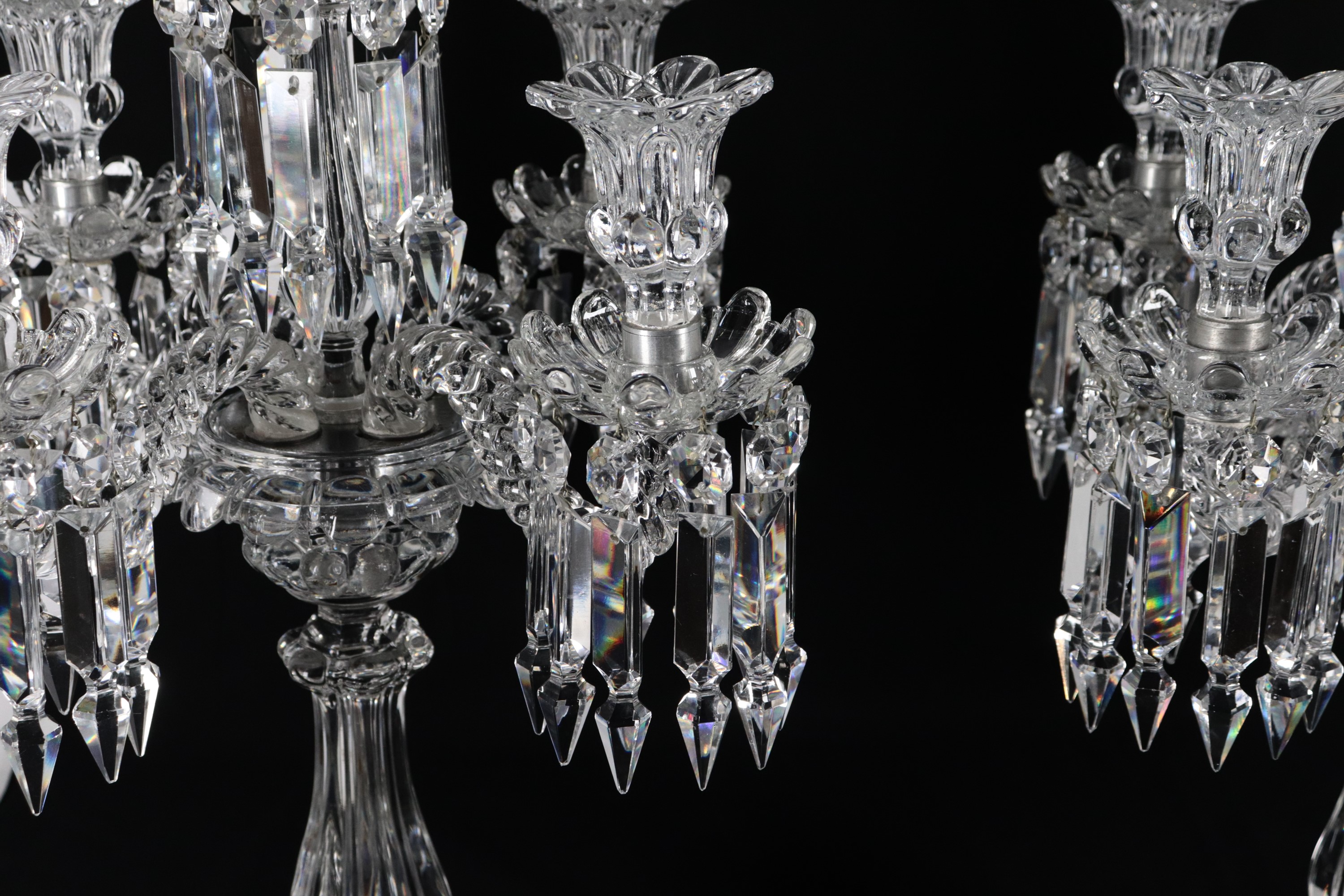 Coppia di grandi candelabri in cristallo di Baccarat con prismi e pendagli, cinque luci ciascuno....