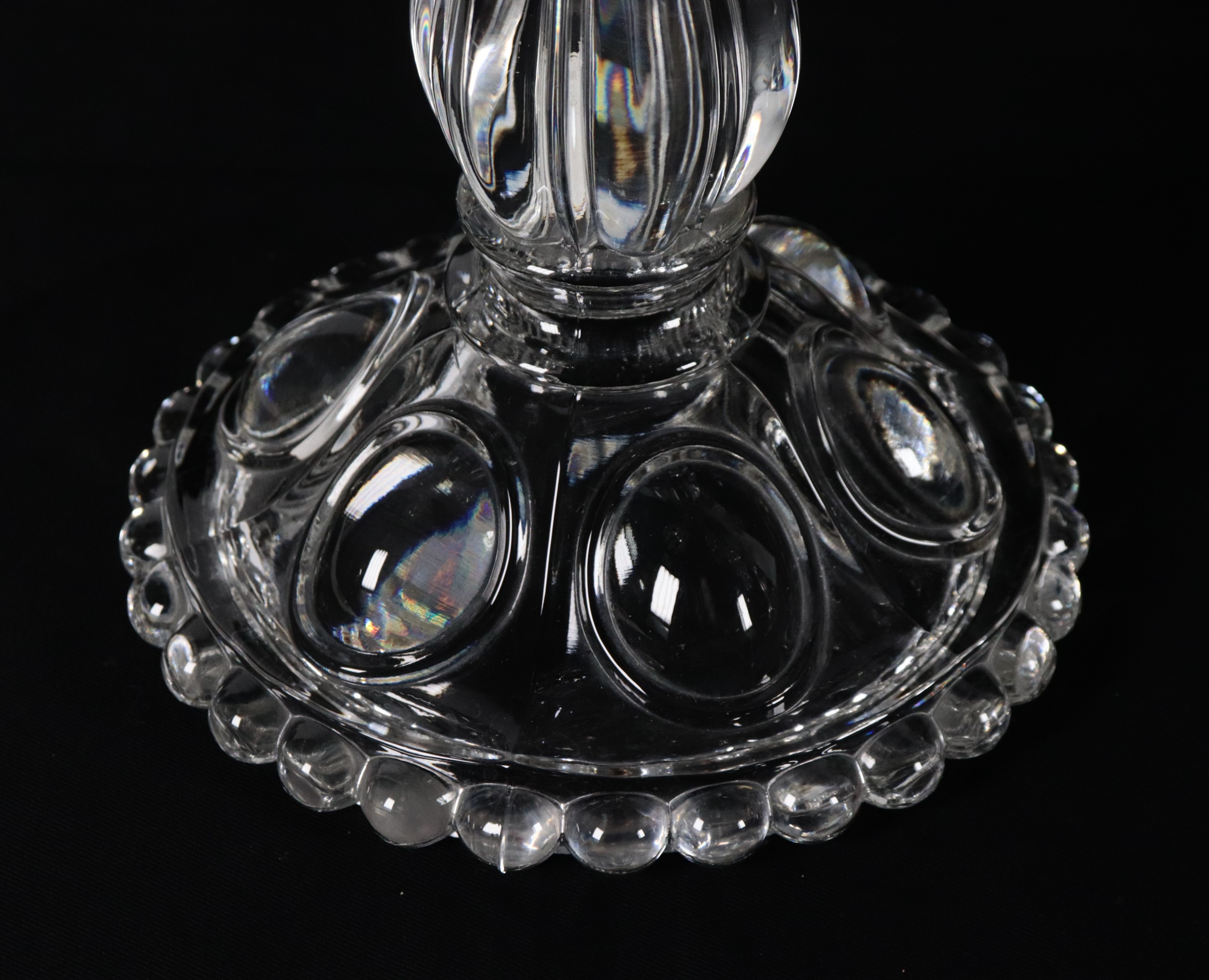 Coppia di grandi candelabri in cristallo di Baccarat con prismi e pendagli, cinque luci ciascuno....