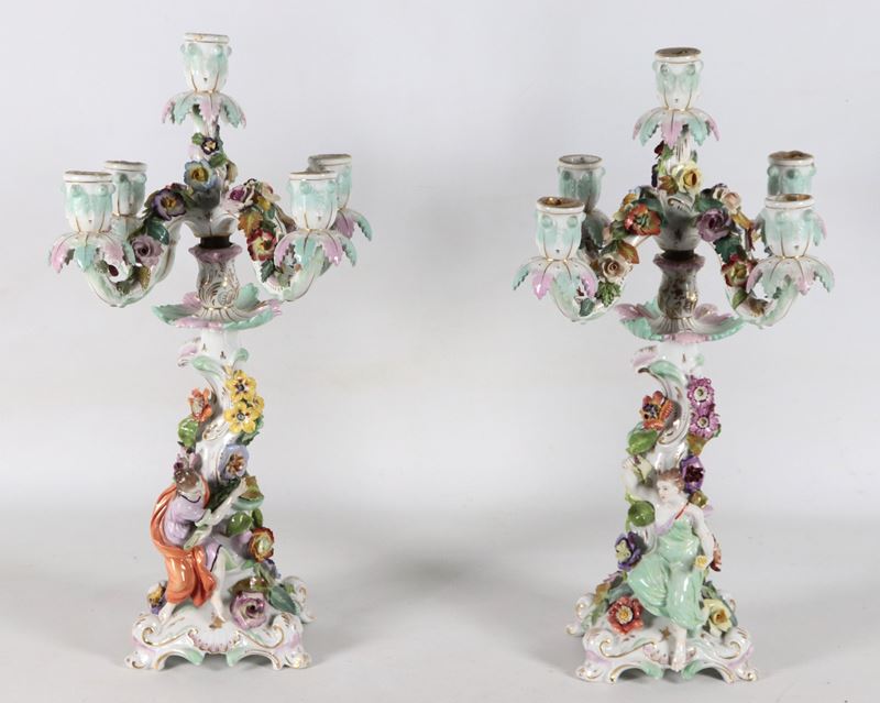 Coppia di antichi candelabri in porcellana policroma di Sassonia Dresda, con sculture di vestali ...