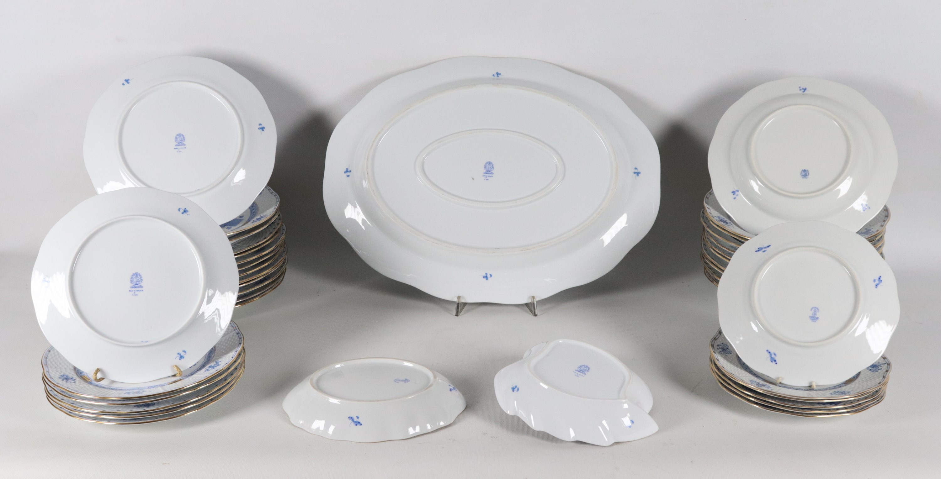 Servizio di piatti in porcellana Herend decoro Happonyi in azzurro su fondo bianco e bordi in oro...