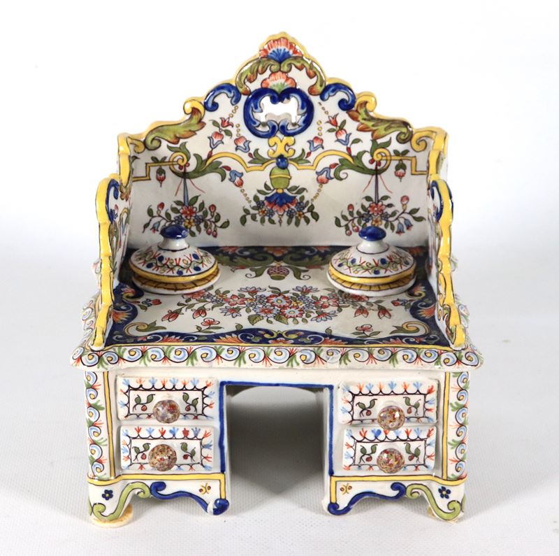 Antico calamaio a forma di modellino di scrivania in maiolica smaltata di Marsiglia, con decorazi...
