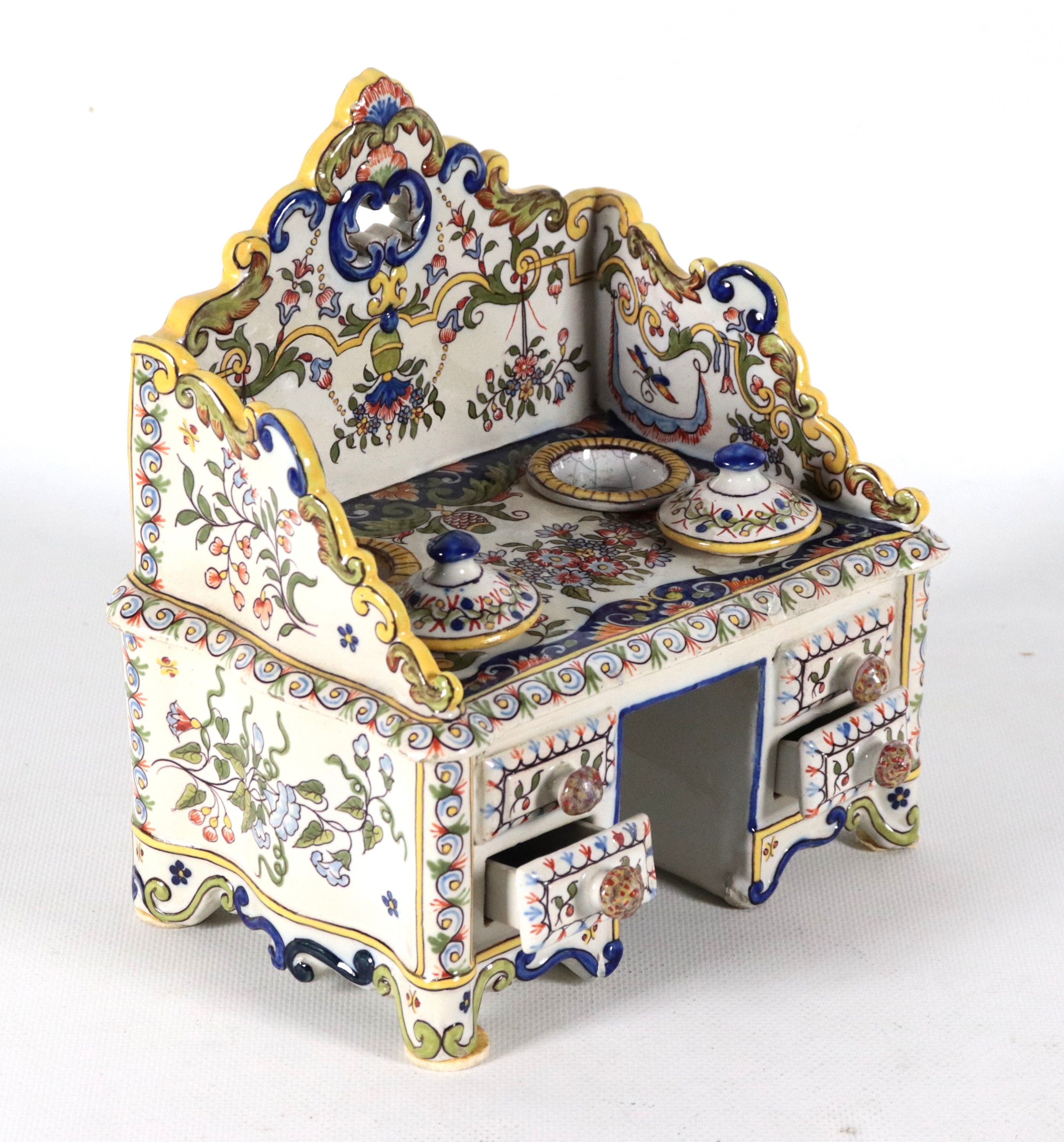 Antico calamaio a forma di modellino di scrivania in maiolica smaltata di Marsiglia, con decorazi...