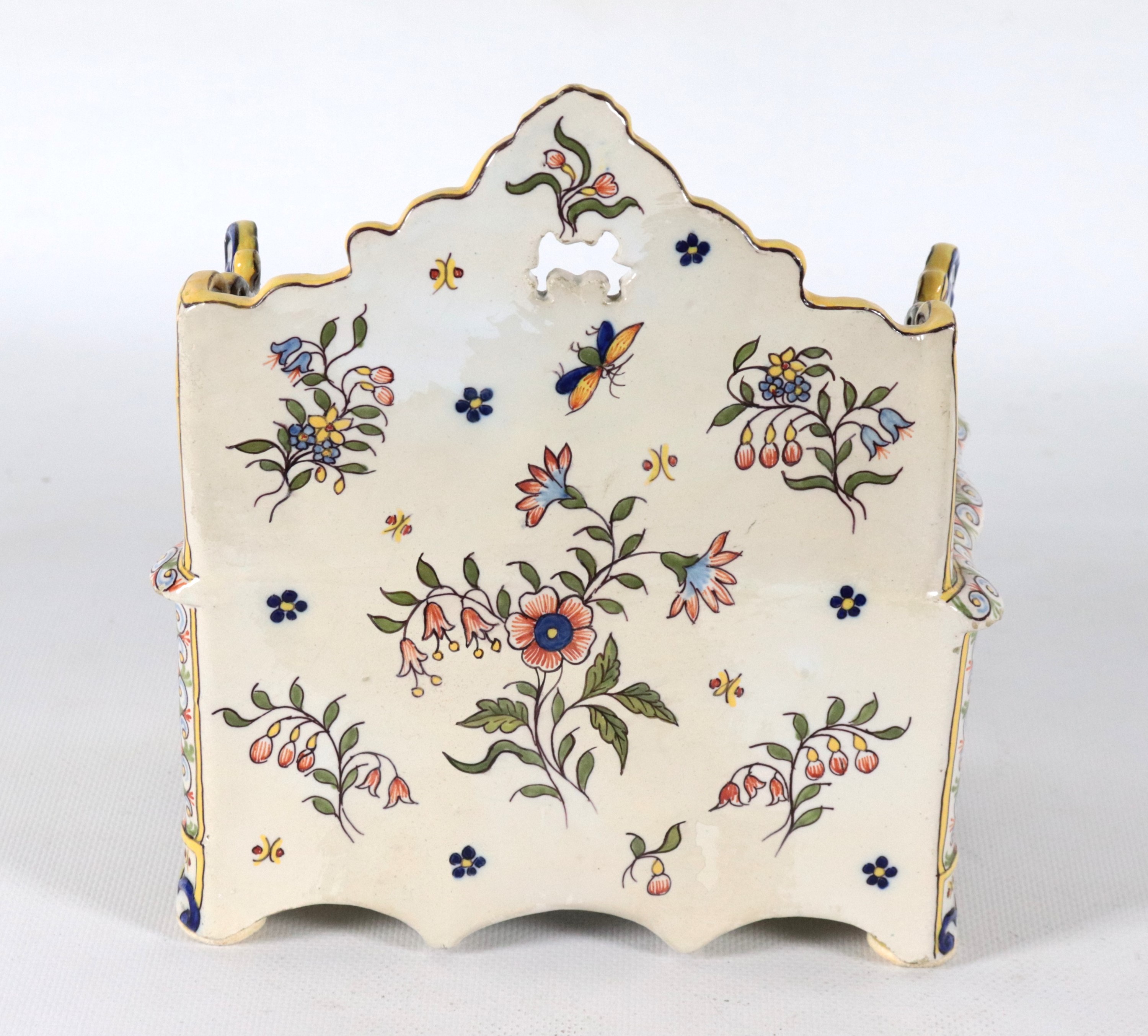 Antico calamaio a forma di modellino di scrivania in maiolica smaltata di Marsiglia, con decorazi...