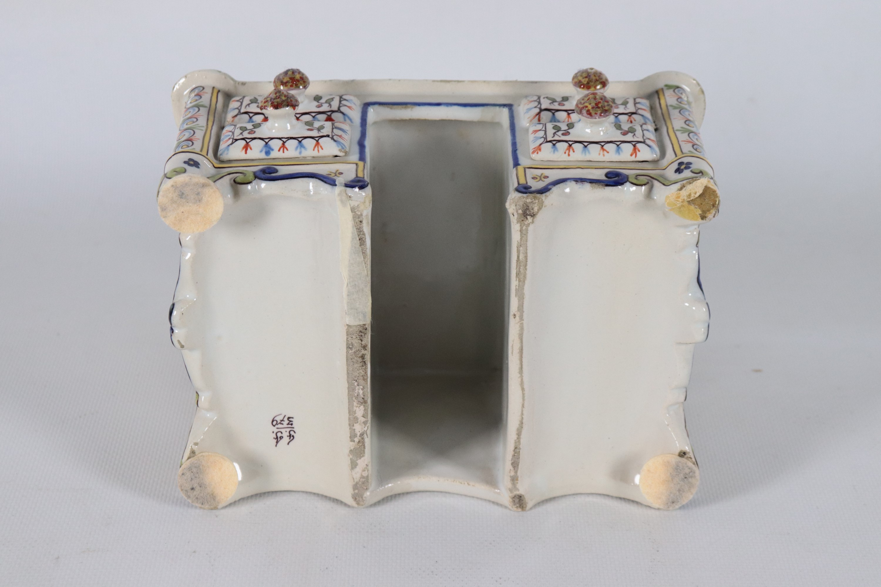 Antico calamaio a forma di modellino di scrivania in maiolica smaltata di Marsiglia, con decorazi...