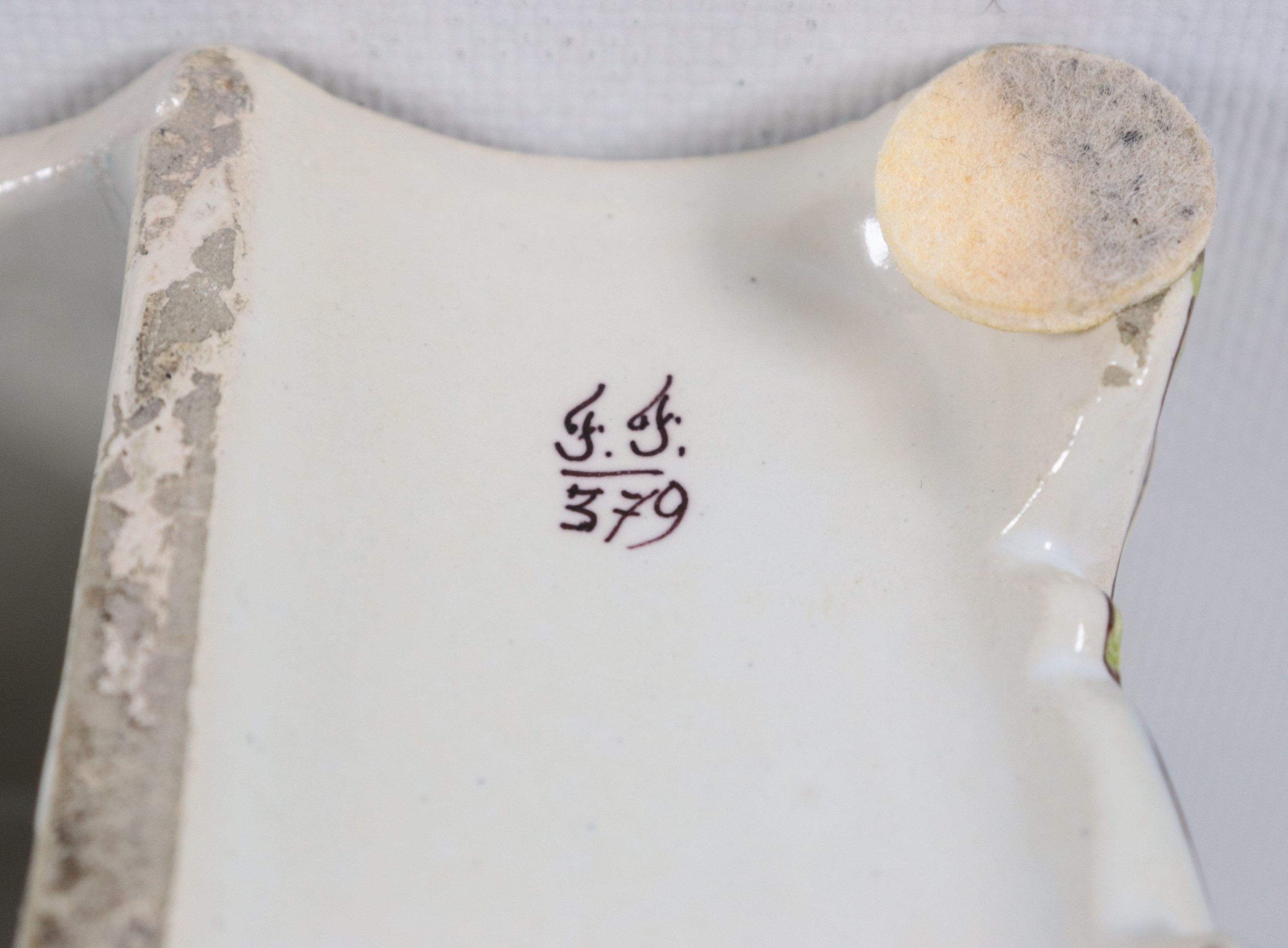 Antico calamaio a forma di modellino di scrivania in maiolica smaltata di Marsiglia, con decorazi...