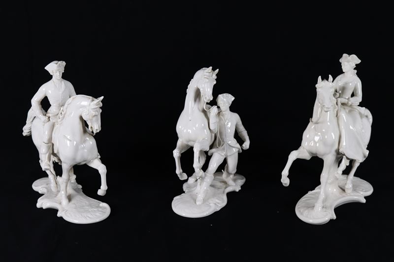 "Nobili a cavallo", lotto di tre antiche piccole sculture in porcellana bianca smaltata tedesca d...