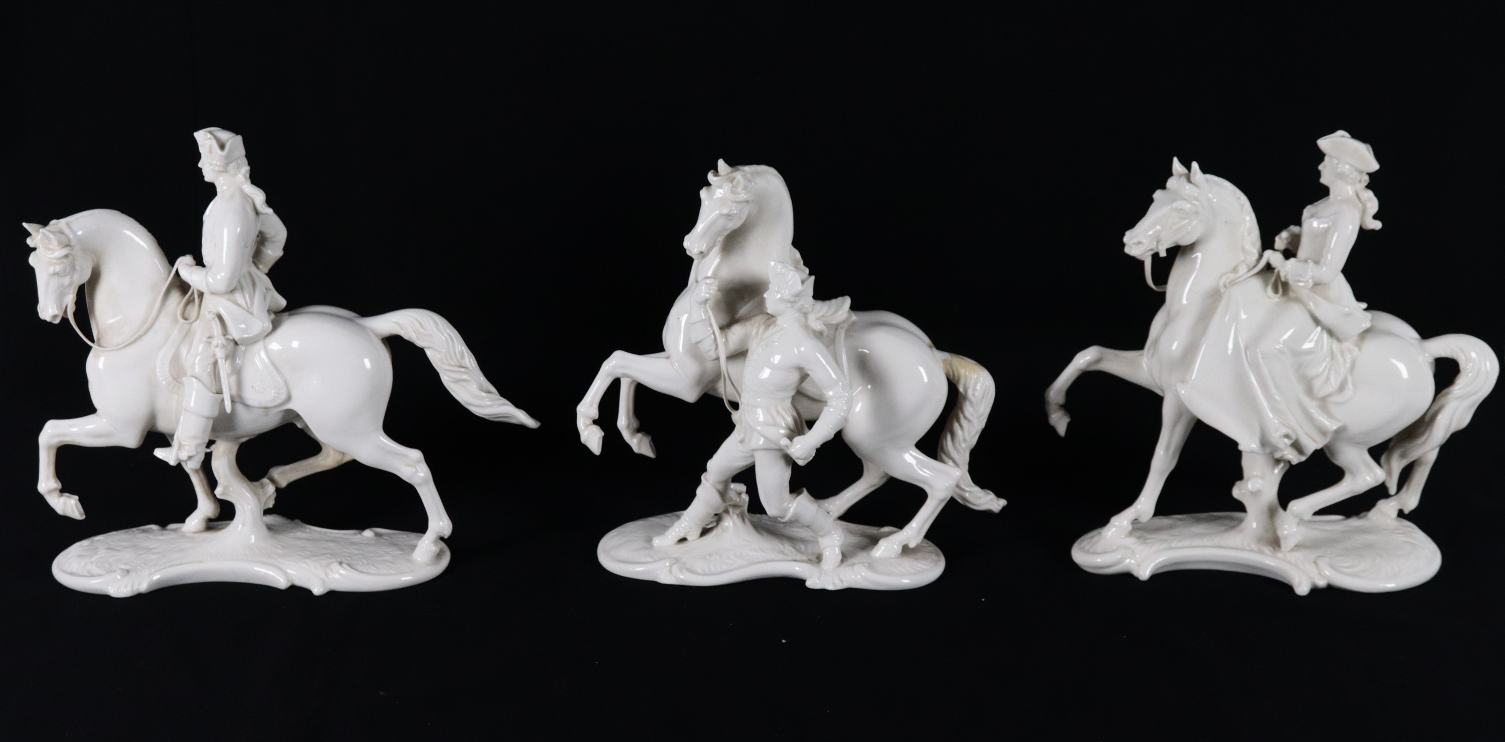 "Nobili a cavallo", lotto di tre antiche piccole sculture in porcellana bianca smaltata tedesca d...