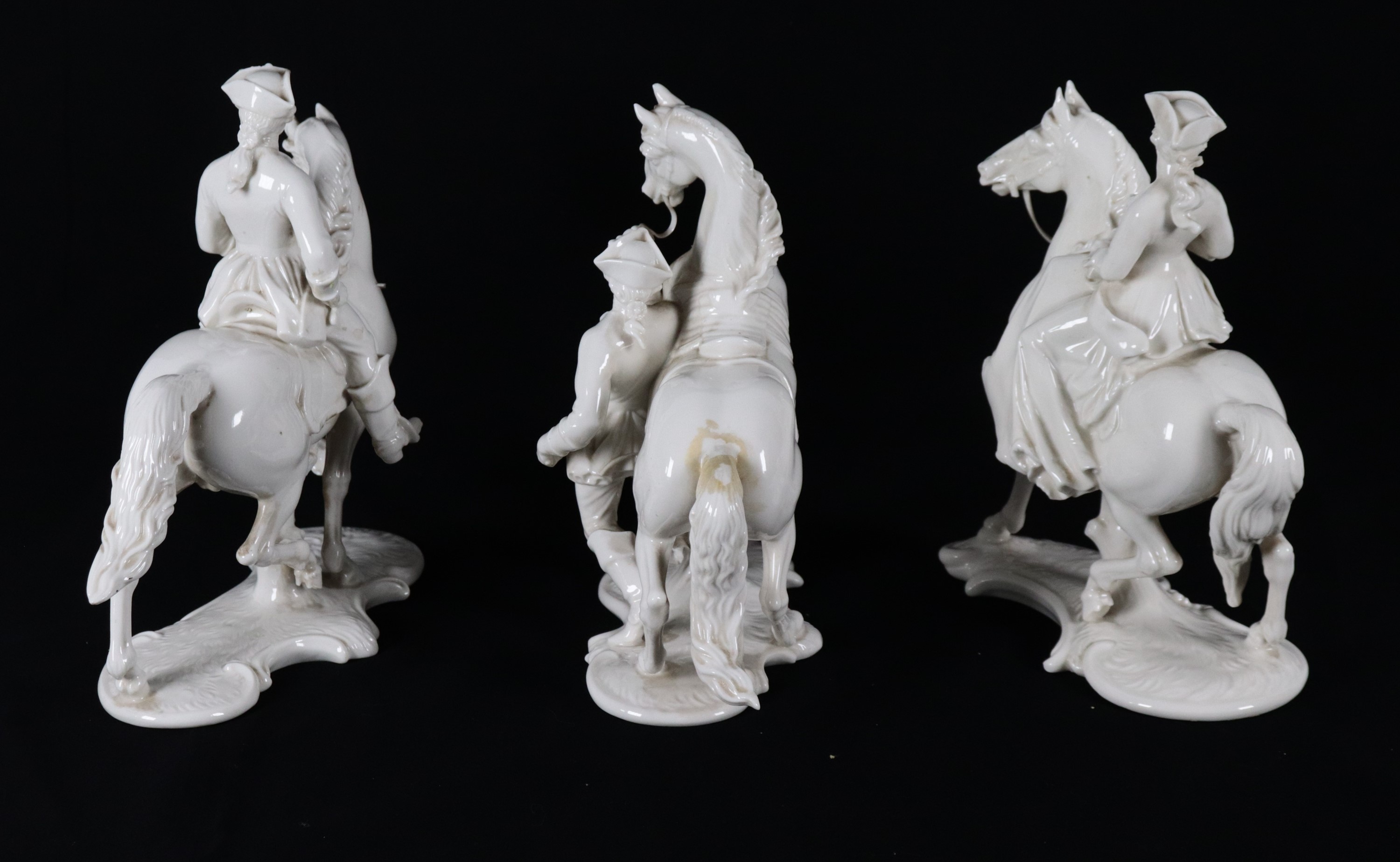 "Nobili a cavallo", lotto di tre antiche piccole sculture in porcellana bianca smaltata tedesca d...