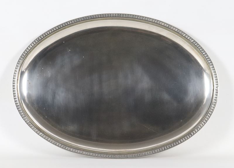 Vassoio ovale in argento con bordo cesellato e sbalzato. Bollo periodo del Fascio, gr. 970