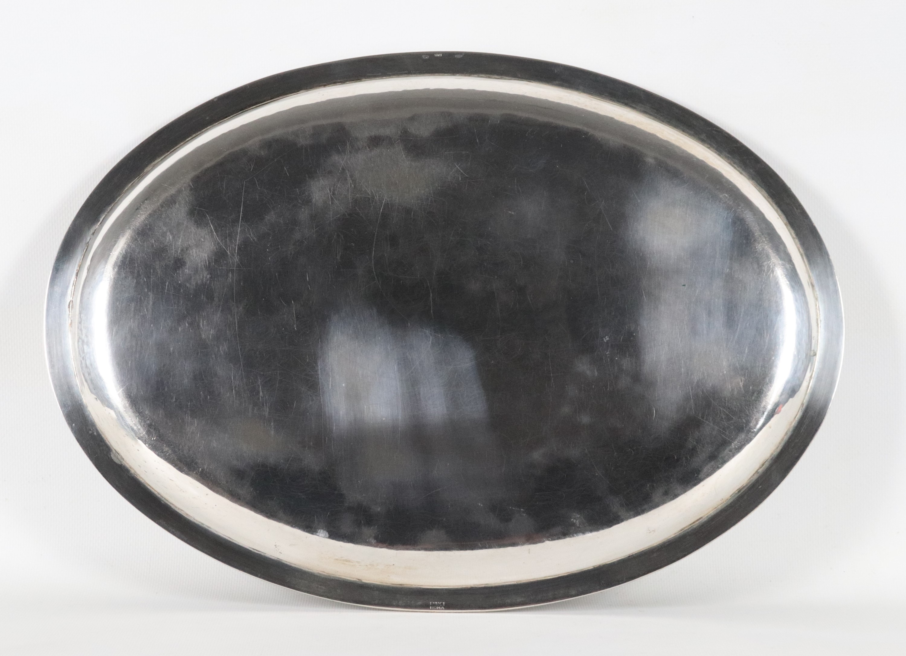 Vassoio ovale in argento con bordo cesellato e sbalzato. Bollo periodo del Fascio, gr. 970