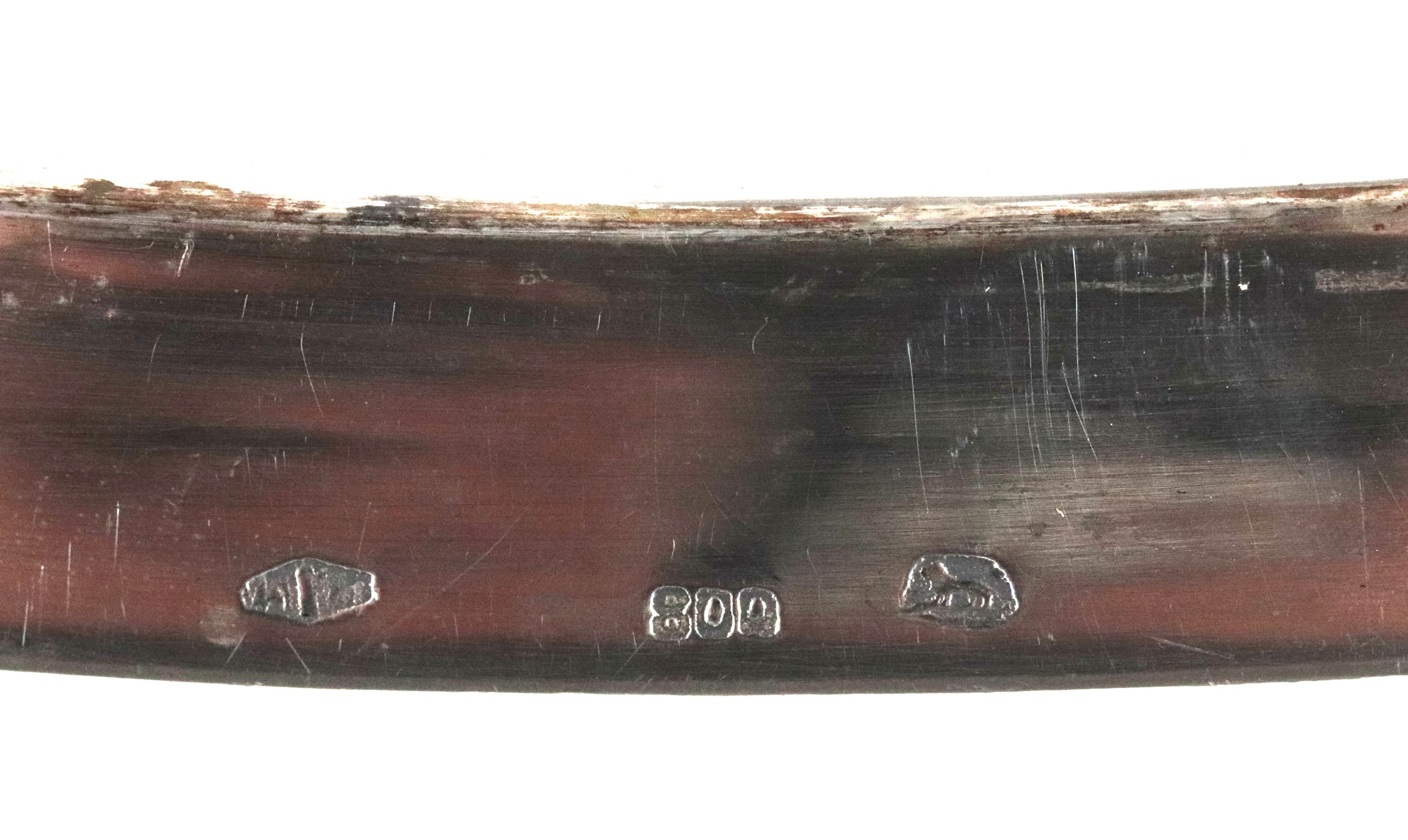 Vassoio ovale in argento con bordo cesellato e sbalzato. Bollo periodo del Fascio, gr. 970