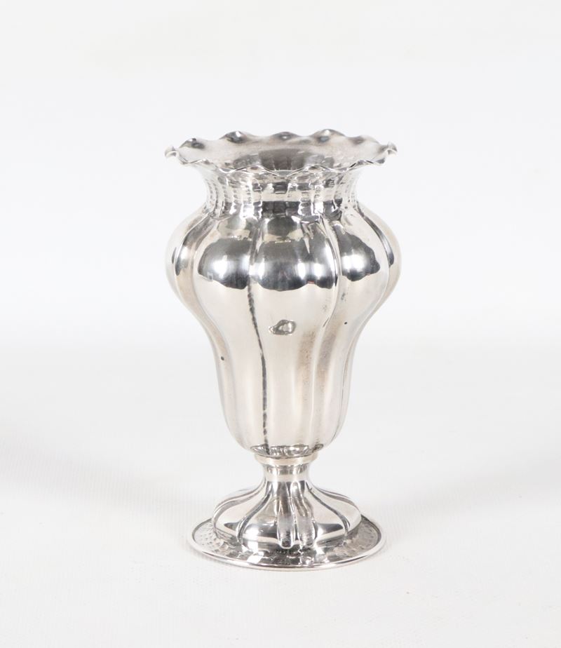Piccolo vaso ad anfora in argento cesellato e sbalzato, gr. 148