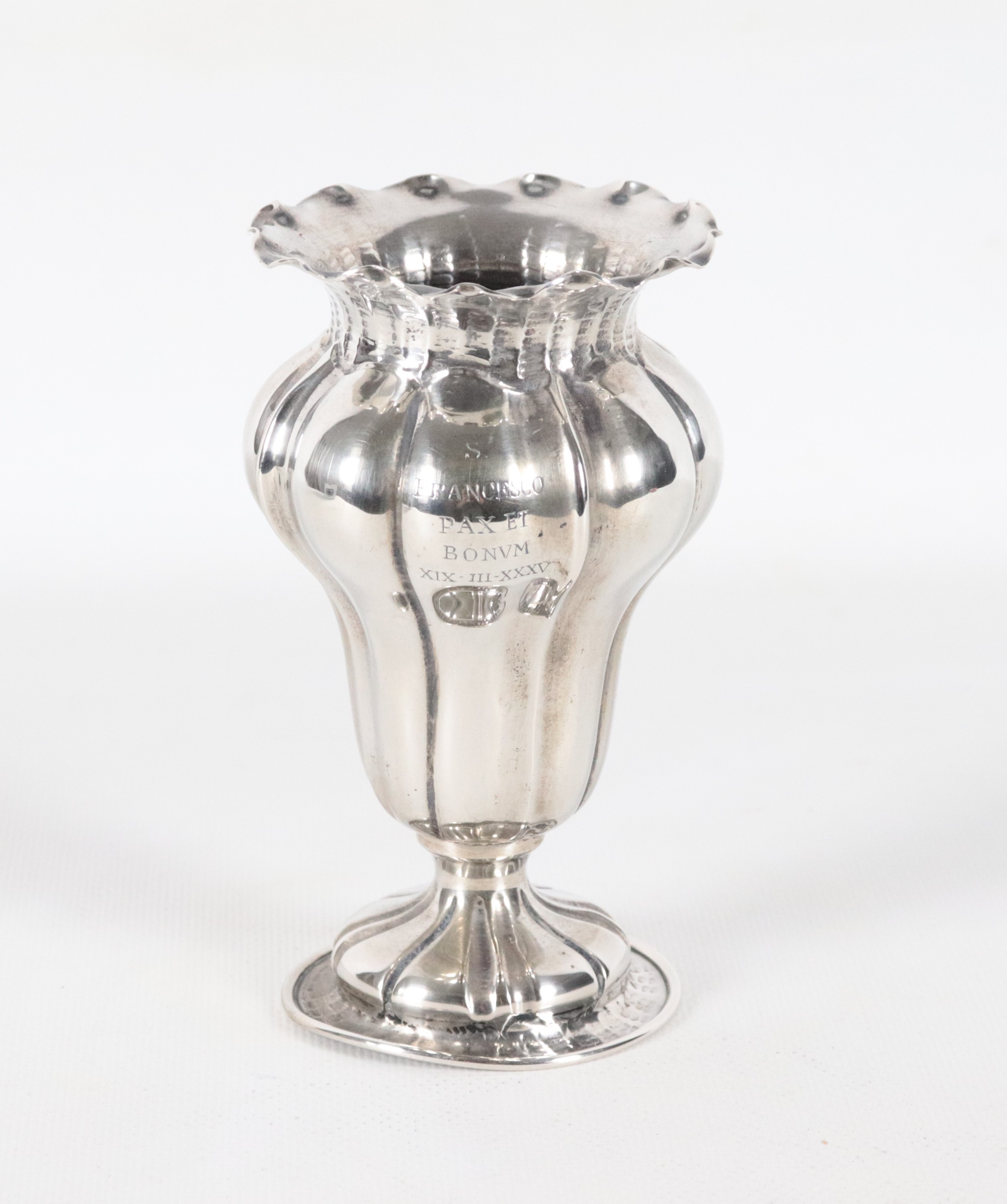 Piccolo vaso ad anfora in argento cesellato e sbalzato, gr. 148