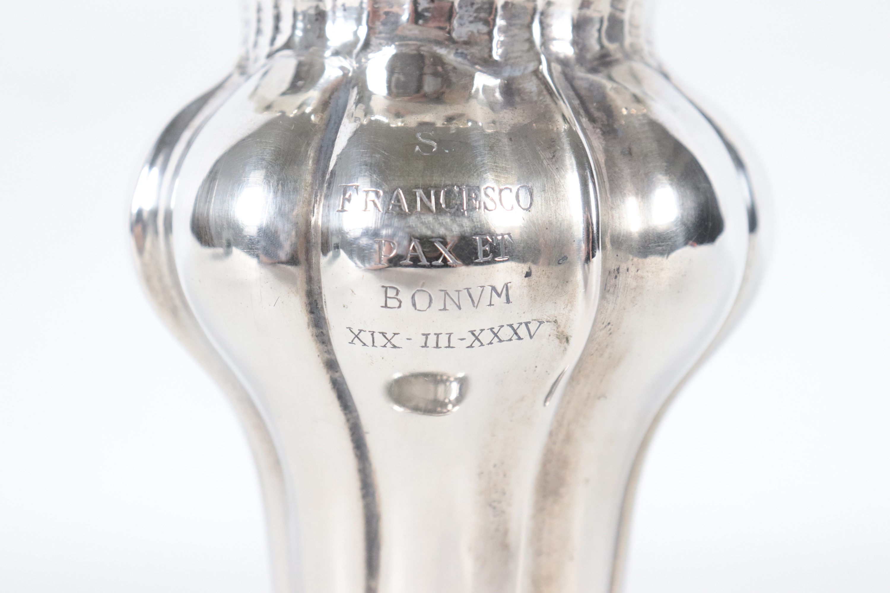 Piccolo vaso ad anfora in argento cesellato e sbalzato, gr. 148