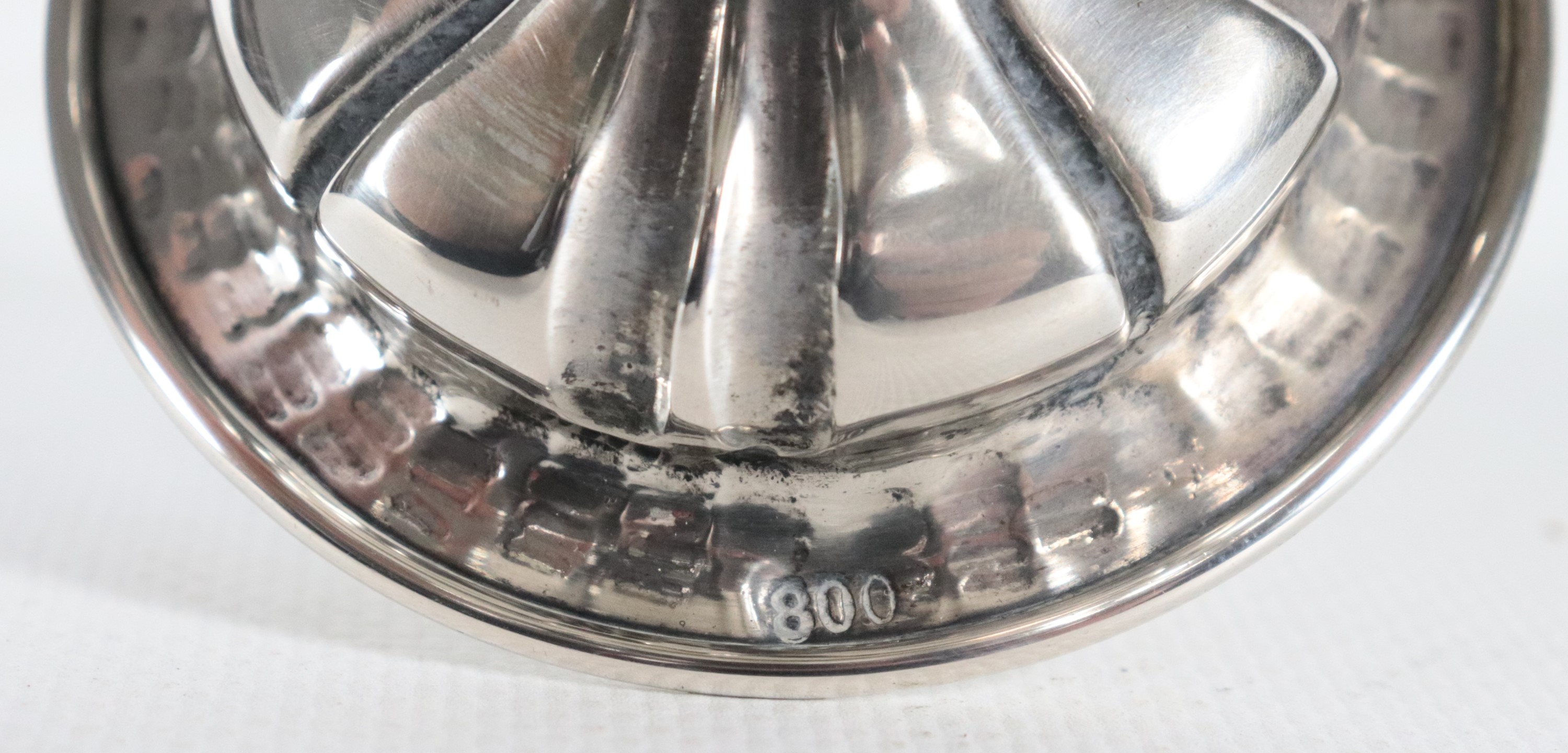 Piccolo vaso ad anfora in argento cesellato e sbalzato, gr. 148