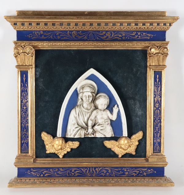 "Madonna con Bambino", piccolo altorilievo in ceramica smaltata bianca e blu  
