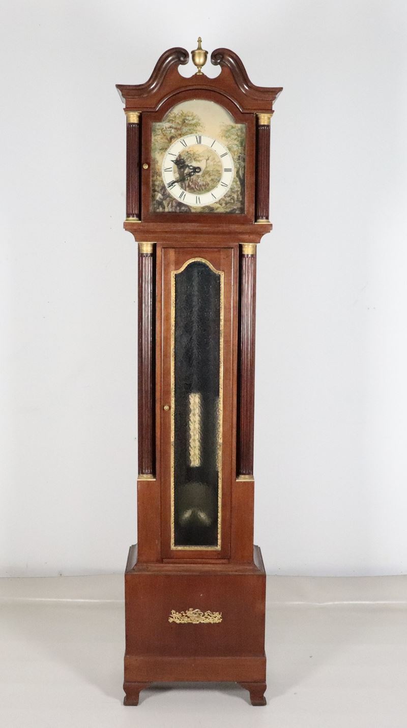 Antico orologio a torre "Grandfather" in mogano, con colonnine neoclassiche e fregi in bronzo dor...