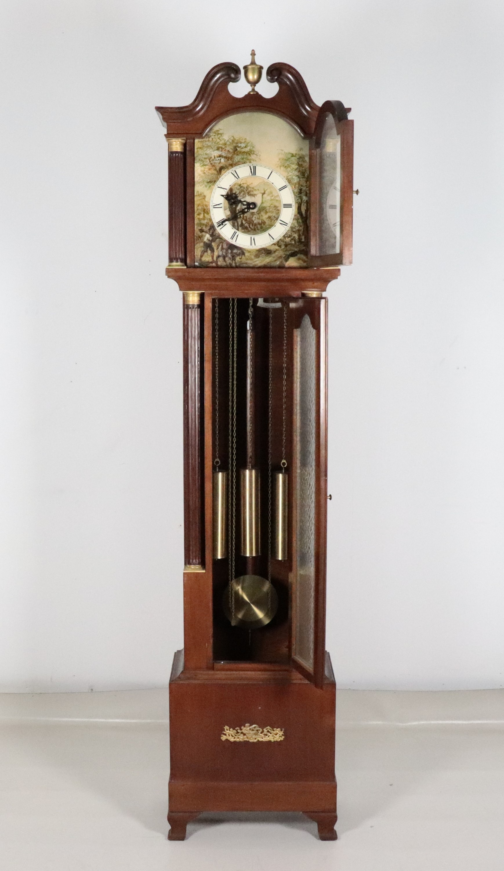 Antico orologio a torre "Grandfather" in mogano, con colonnine neoclassiche e fregi in bronzo dor...