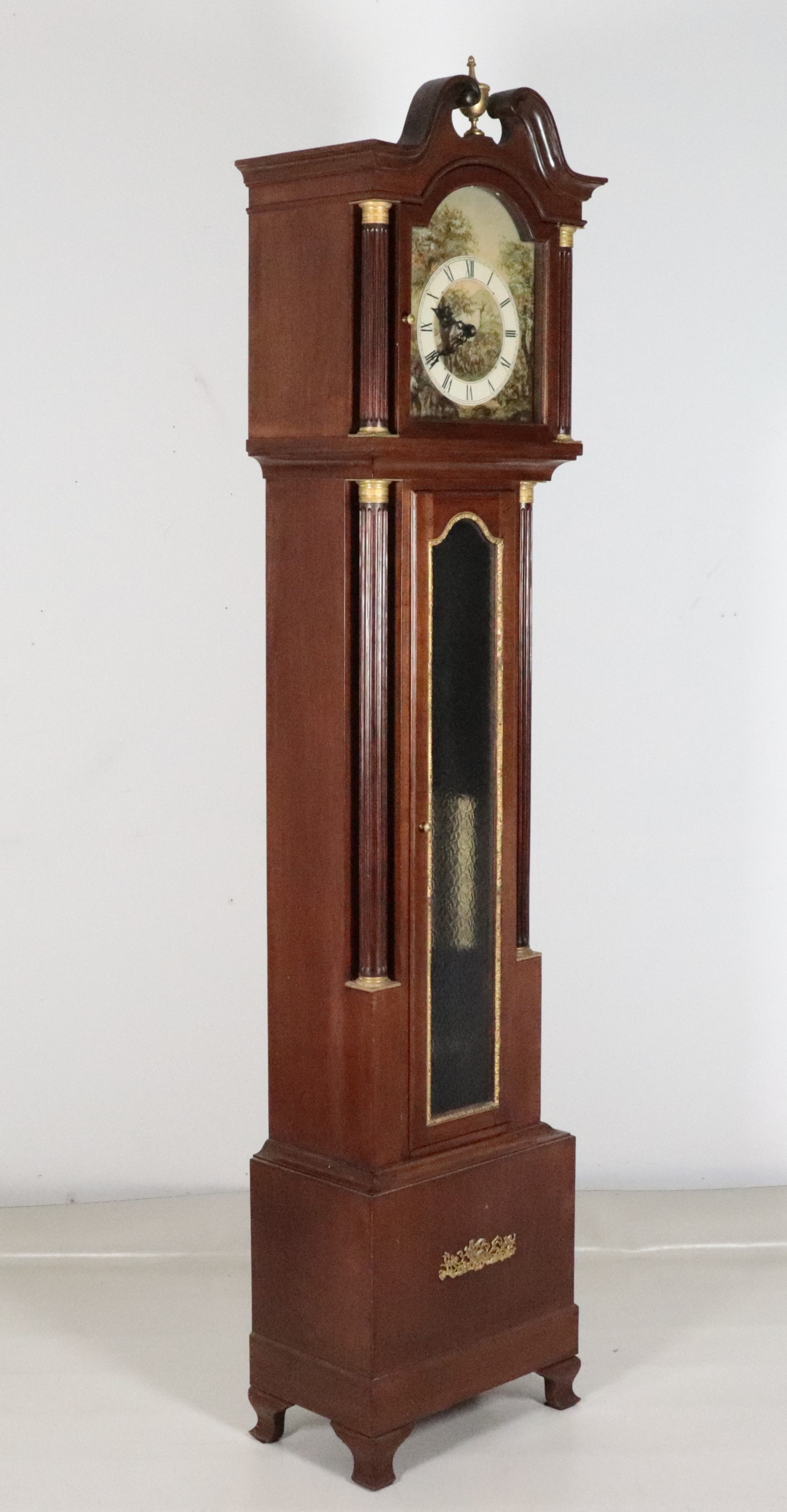 Antico orologio a torre "Grandfather" in mogano, con colonnine neoclassiche e fregi in bronzo dor...