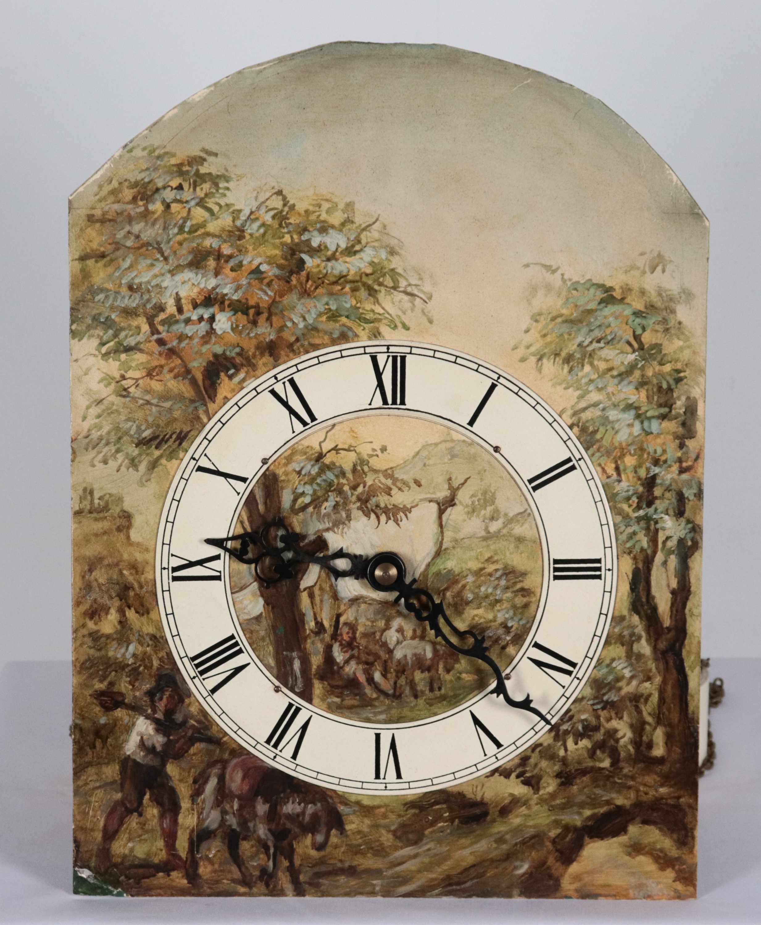 Antico orologio a torre "Grandfather" in mogano, con colonnine neoclassiche e fregi in bronzo dor...