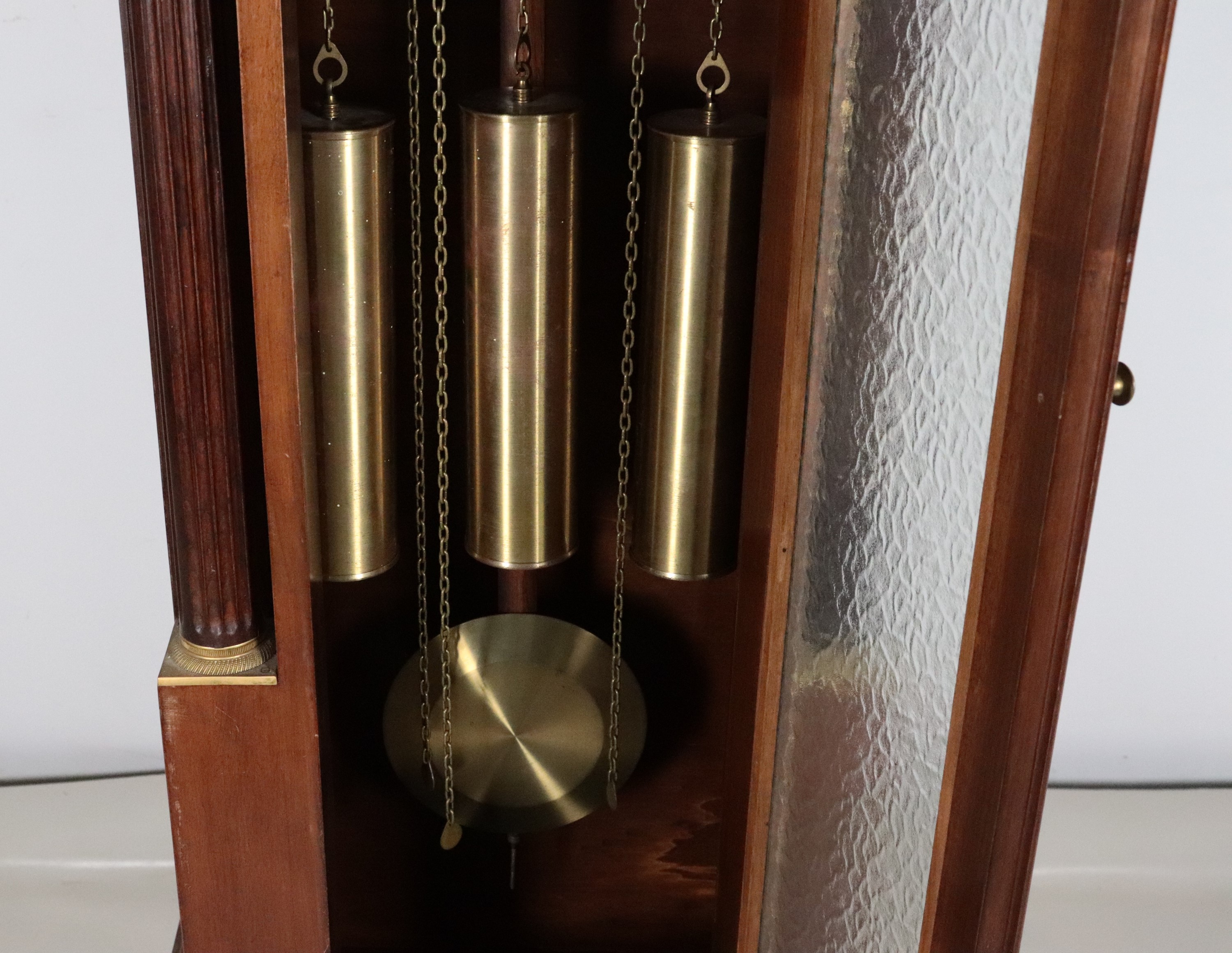 Antico orologio a torre "Grandfather" in mogano, con colonnine neoclassiche e fregi in bronzo dor...