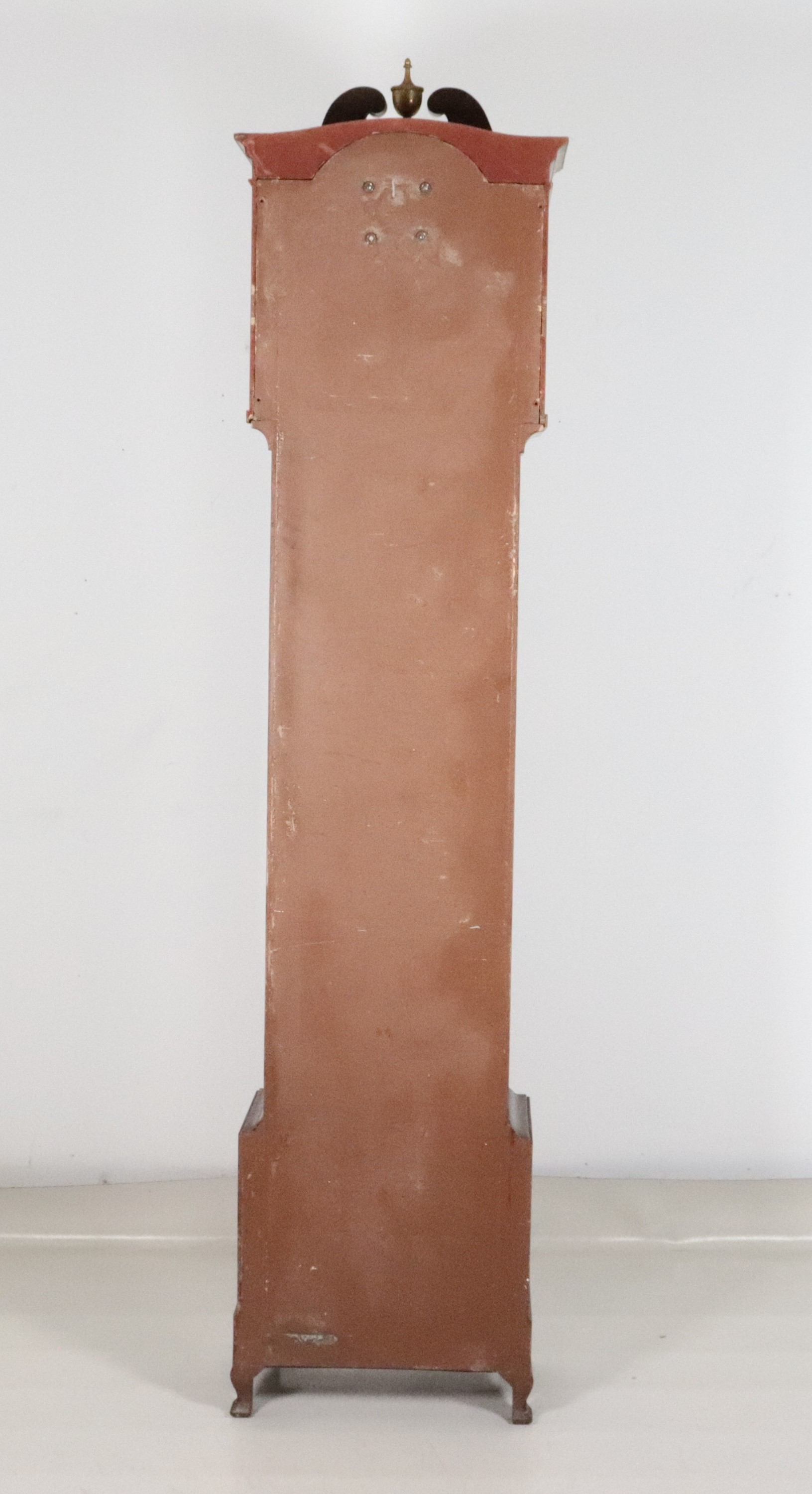 Antico orologio a torre "Grandfather" in mogano, con colonnine neoclassiche e fregi in bronzo dor...