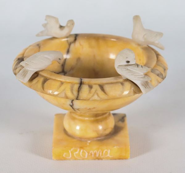 "Le Colombe di Plinio", piccola coppa in marmo e alabastro giallo venato
