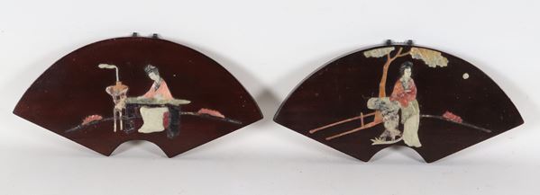Coppia di modellini di ventagli cinesi in legno laccato nero, con decorazioni di scene di vita orientale in giada e pietre dure