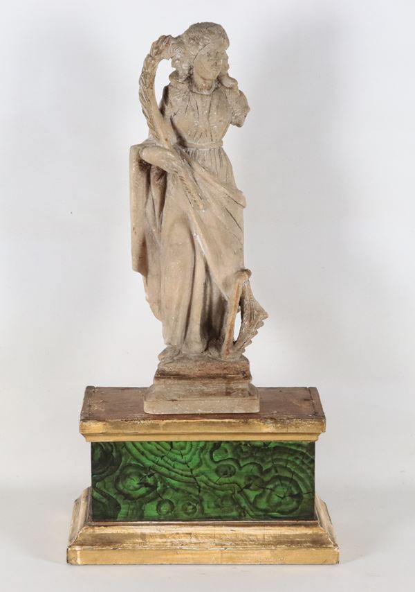 "Figura femminile", antica piccola scultura in pietra, sorretta da base in legno dorato e decorato a finta malachite