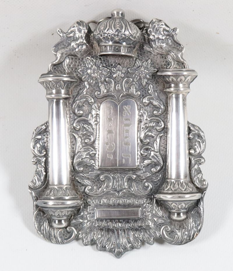Antico pettorale della Torah in argento, noto come "Tas" che viene appeso al rotolo della Torah p...