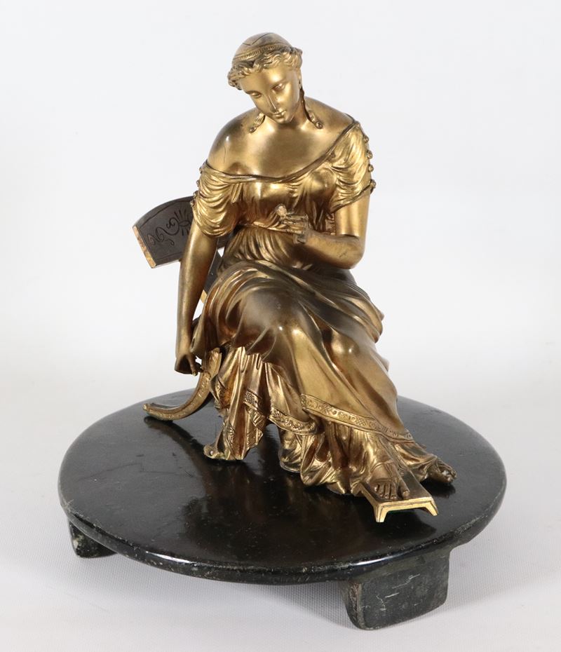 "Saffo", antica scultura francese neoclassica in bronzo dorato, sbalzato e cesellato, base circol...