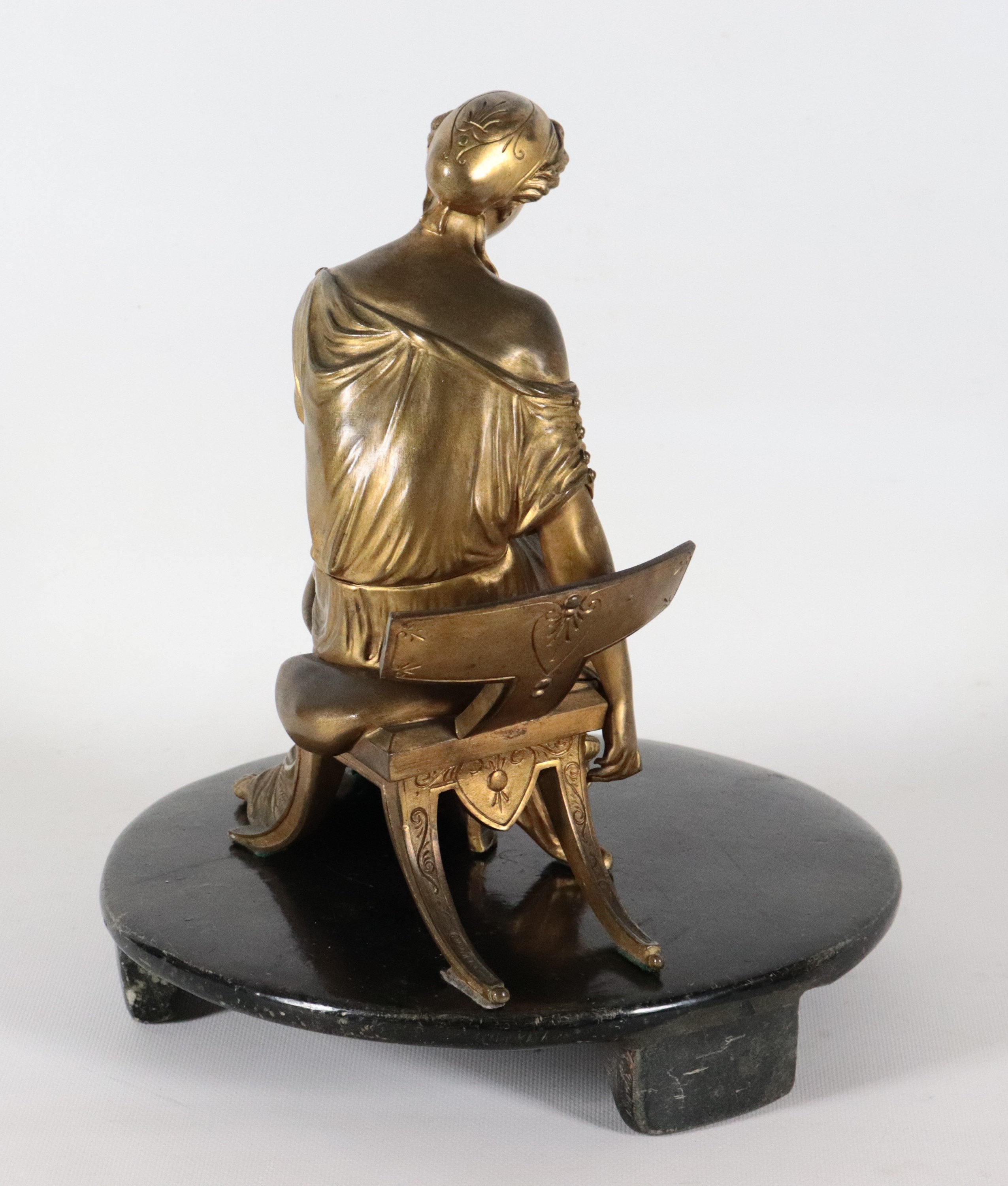 "Saffo", antica scultura francese neoclassica in bronzo dorato, sbalzato e cesellato, base circol...