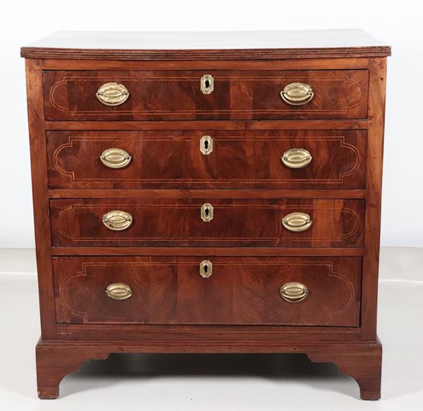 Antico cassettone inglese Giorgio III in mogano lastronato da venature a fiamma con intarsi a filettature geometriche