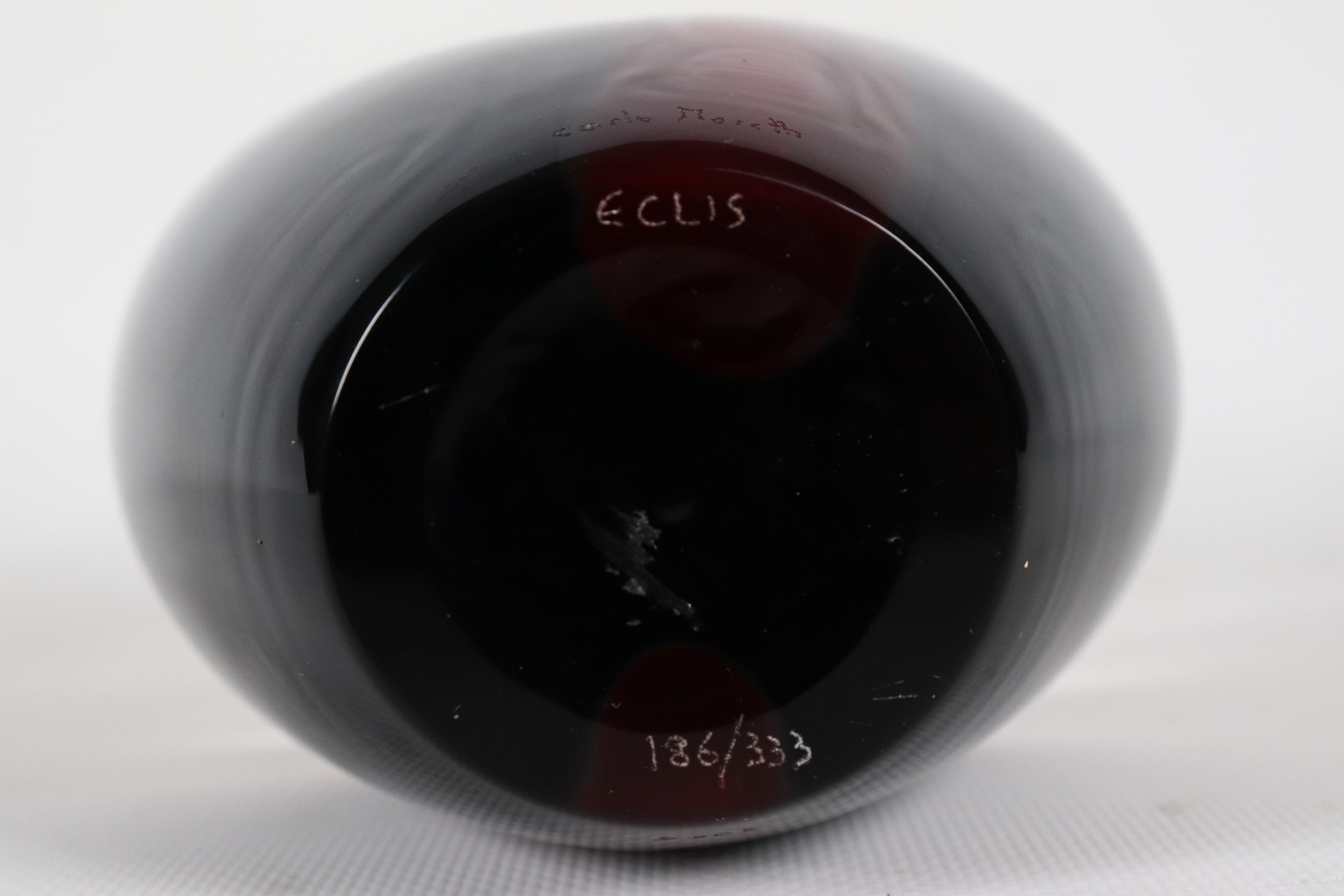 "Ellisse" vaso in vetro soffiato di Murano decorato in rosso, nero e bianco. Firma a punta e nume...