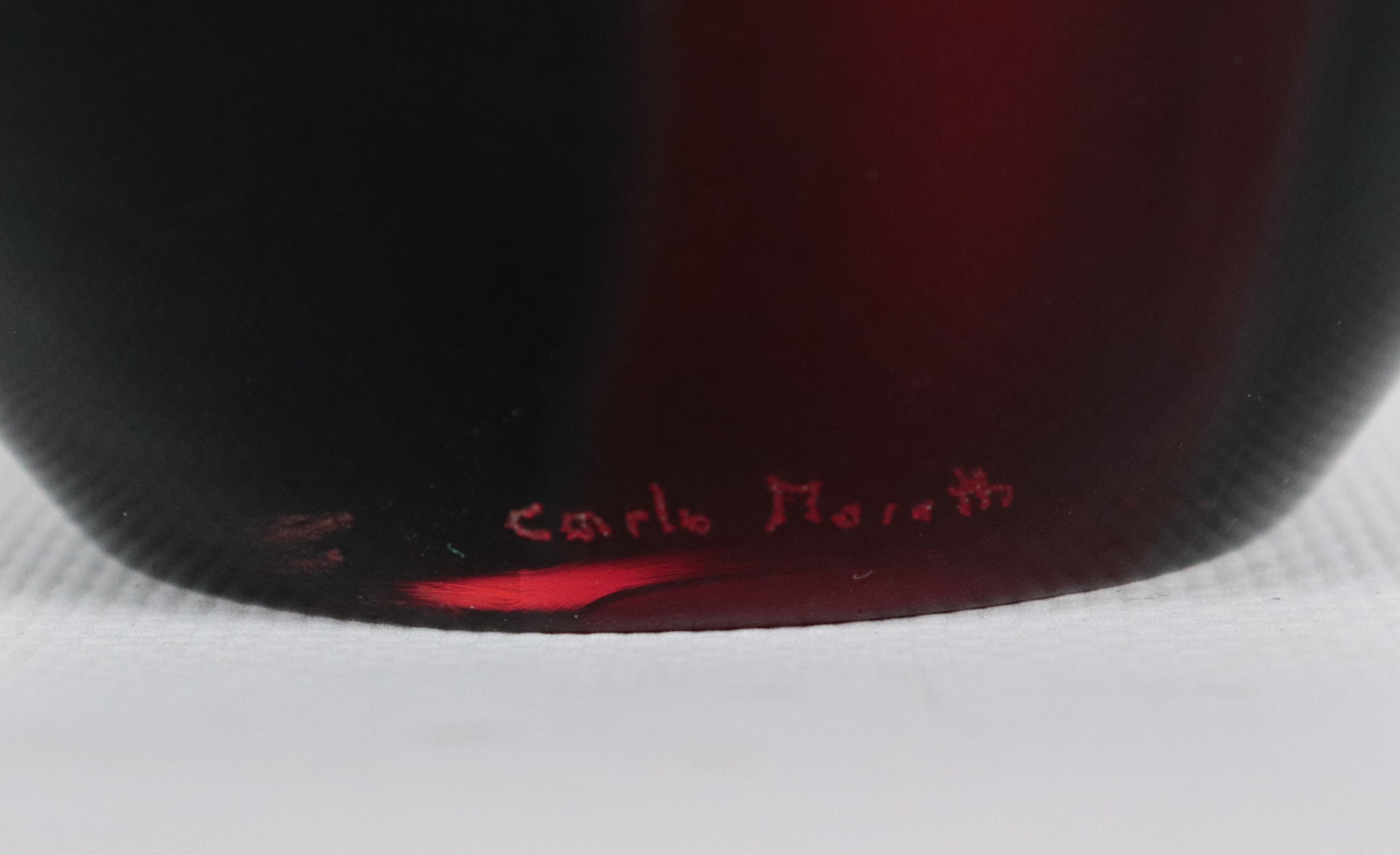 "Ellisse" vaso in vetro soffiato di Murano decorato in rosso, nero e bianco. Firma a punta e nume...