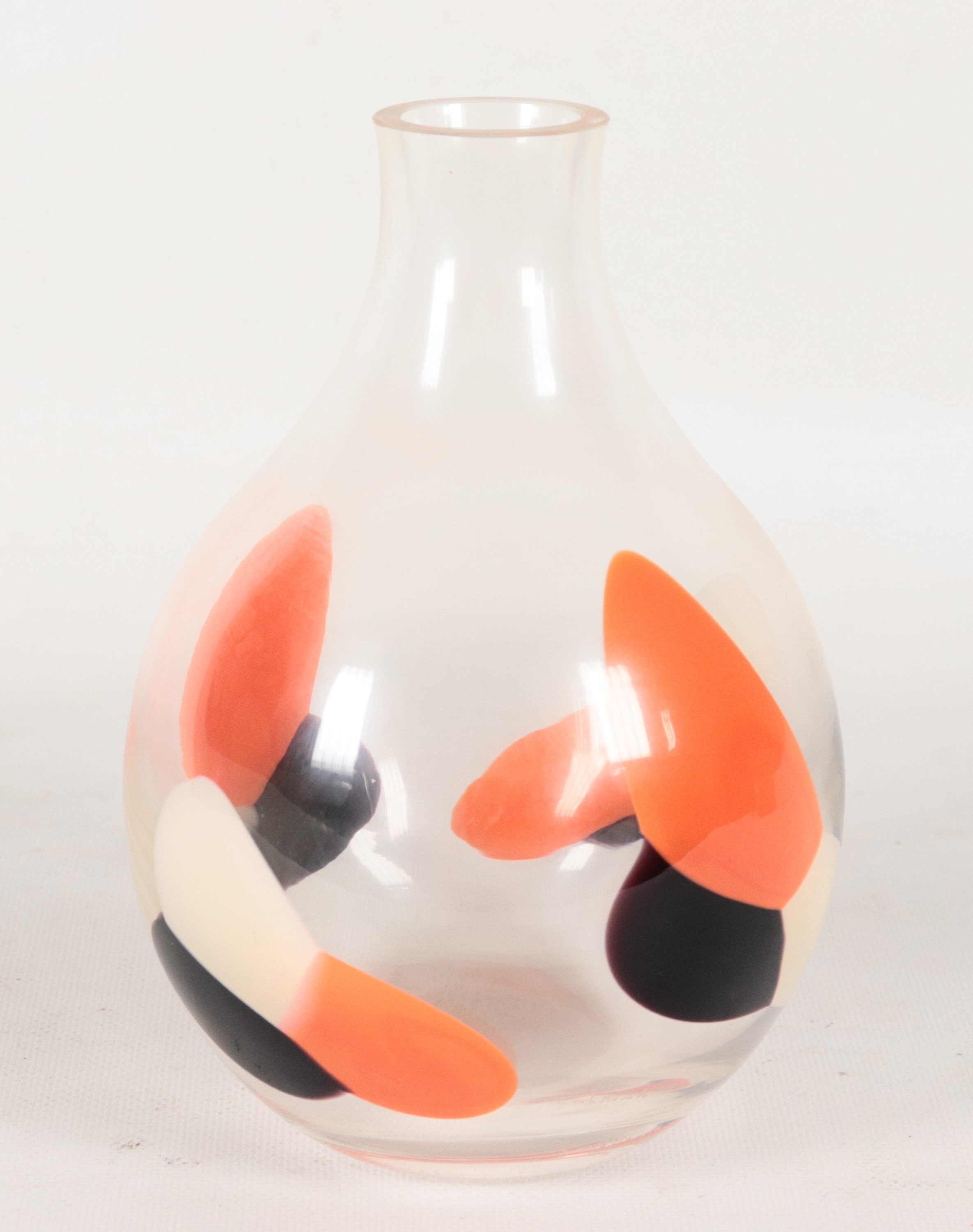 "Olla" vaso in vetro soffiato di Murano decorato con la tecnica a macchie in arancio, bianco e ne...