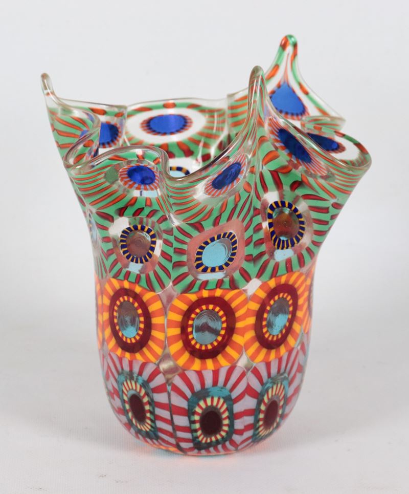 Vaso a fazzoletto in vetro di Murano con decori policromi di murrine a motivi geometrici e circol...