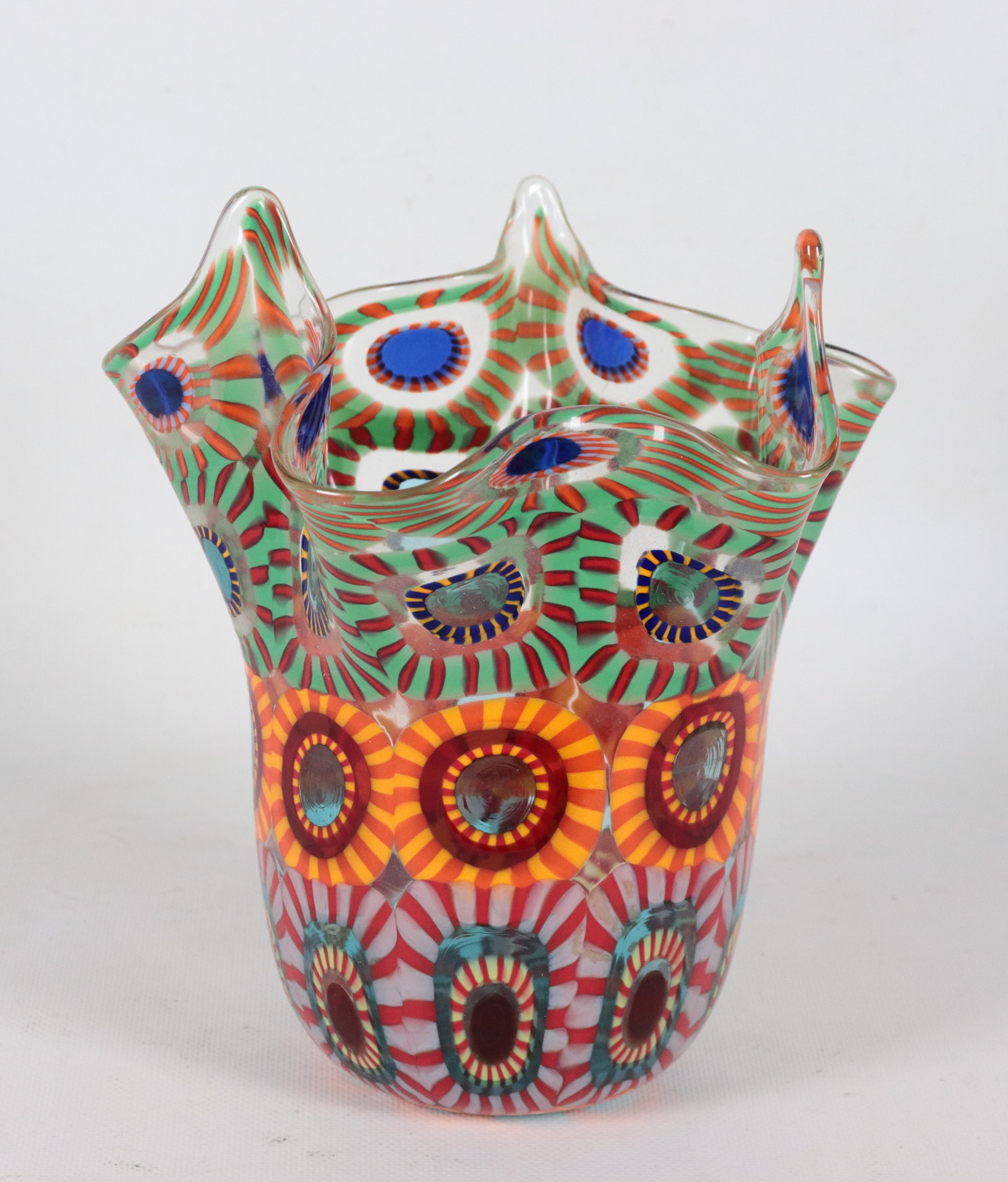 Vaso a fazzoletto in vetro di Murano con decori policromi di murrine a motivi geometrici e circol...