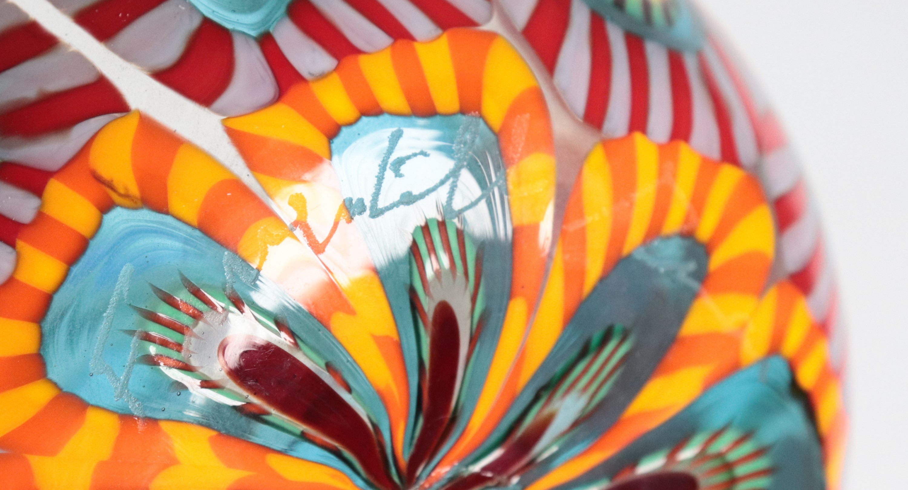 Vaso a fazzoletto in vetro di Murano con decori policromi di murrine a motivi geometrici e circol...