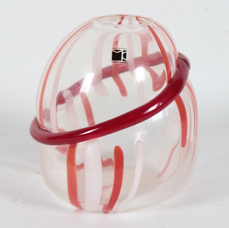 'Eliav', vaso in vetro soffiato di Murano trasparente decorato con pennellate rosso e arancio ed ...