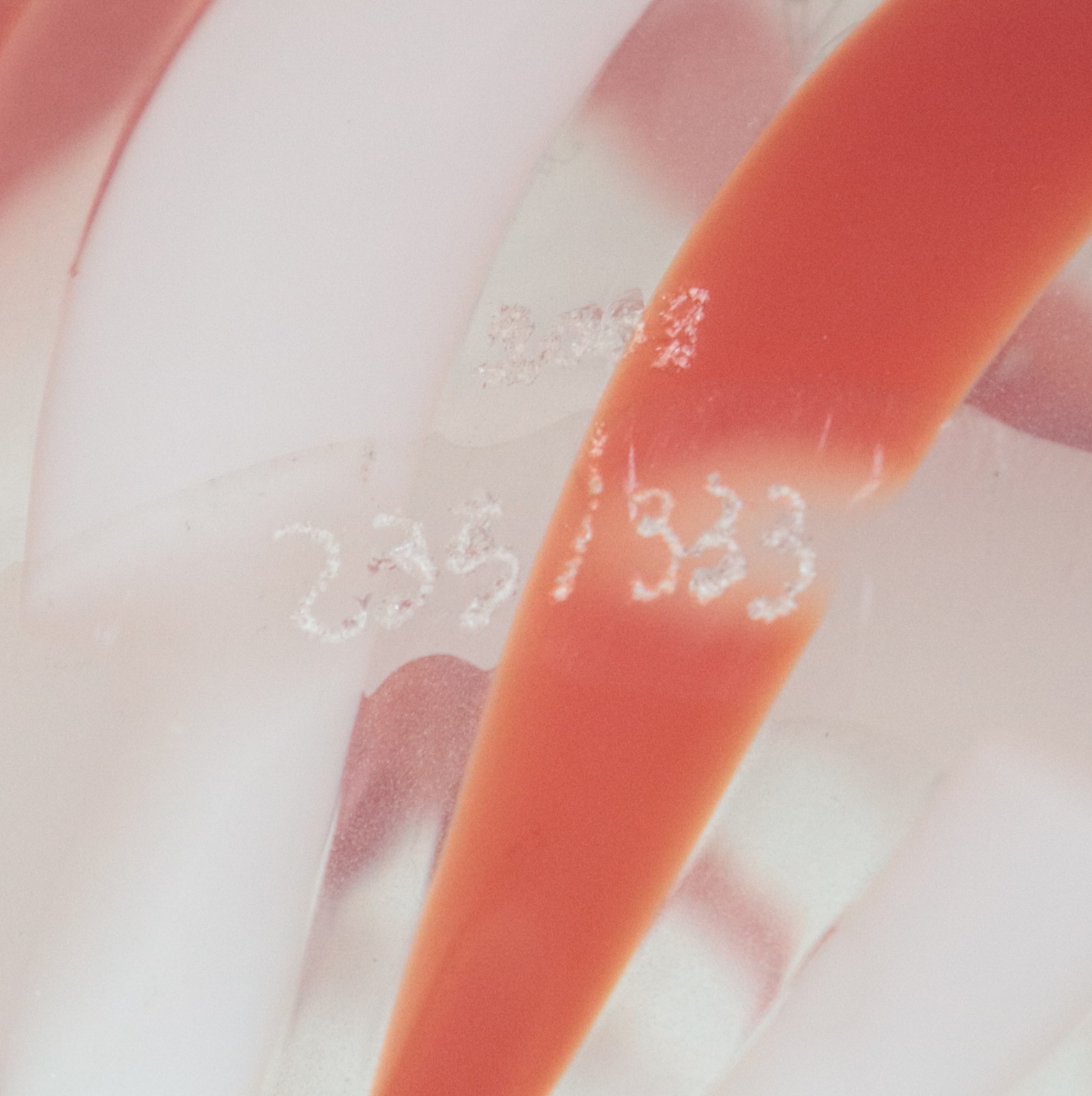 'Eliav', vaso in vetro soffiato di Murano trasparente decorato con pennellate rosso e arancio ed ...