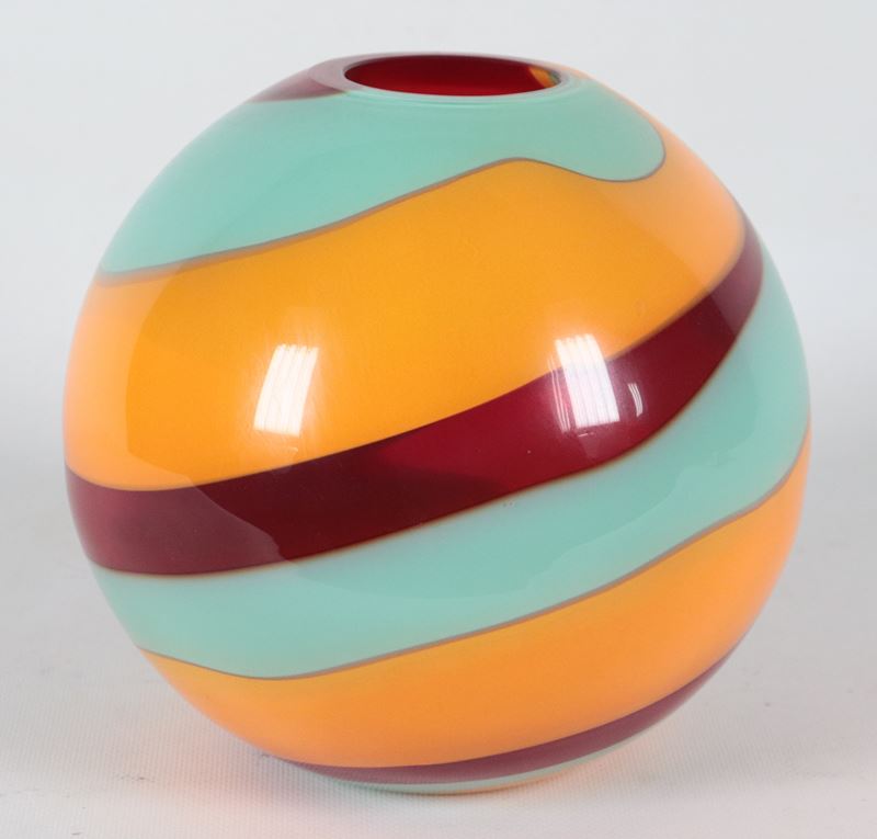 Vaso rotondo in vetro soffiato di Murano del Marchio Colville a fantasie marmorizzate e a motivi ...