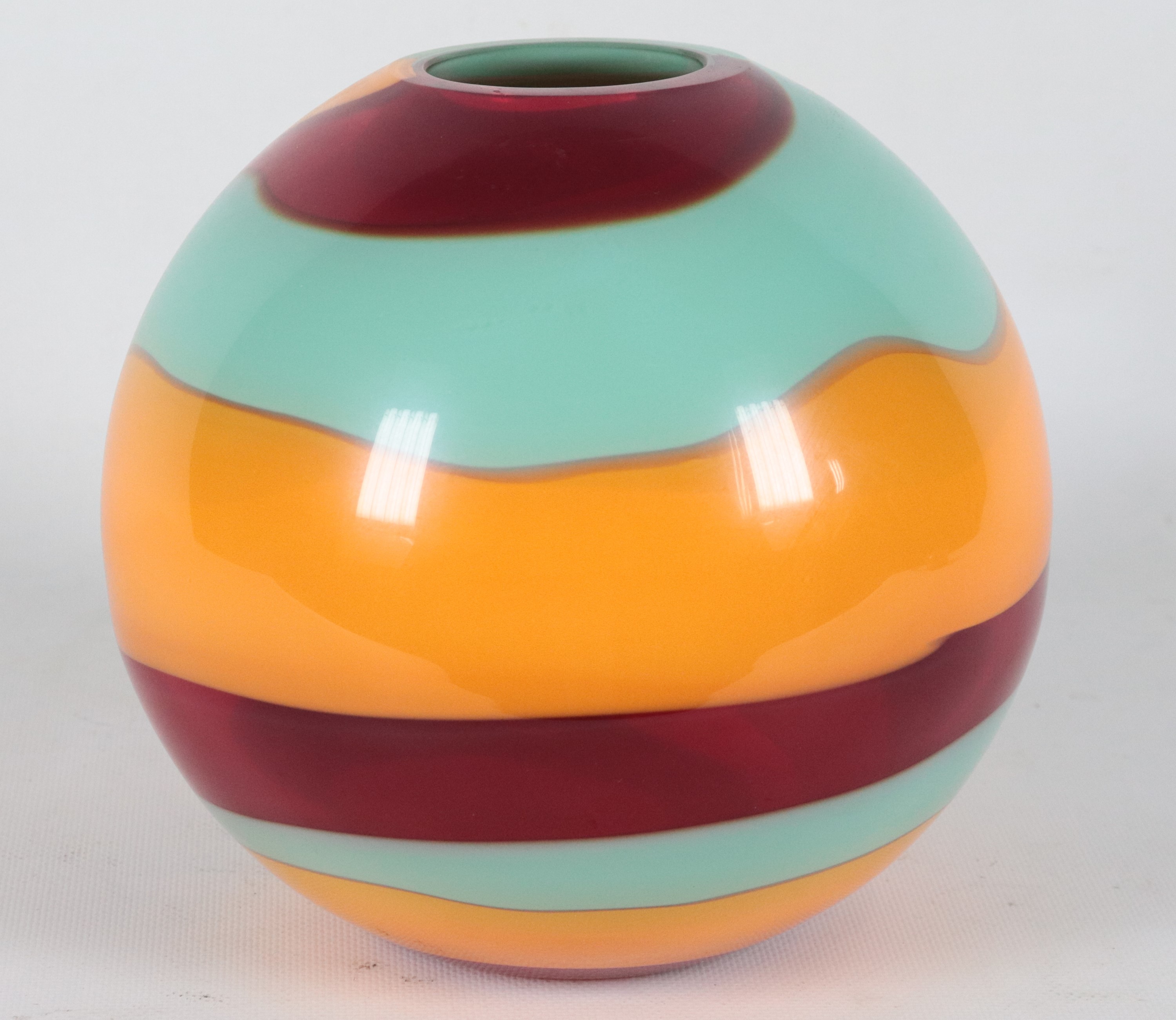 Vaso rotondo in vetro soffiato di Murano del Marchio Colville a fantasie marmorizzate e a motivi ...