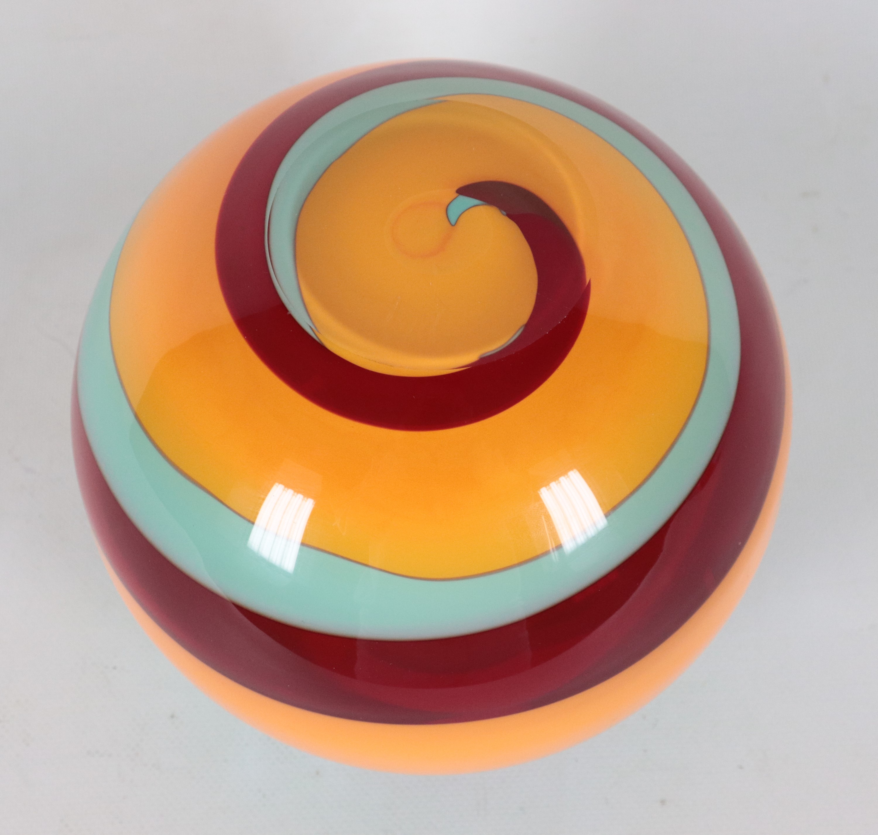 Vaso rotondo in vetro soffiato di Murano del Marchio Colville a fantasie marmorizzate e a motivi ...